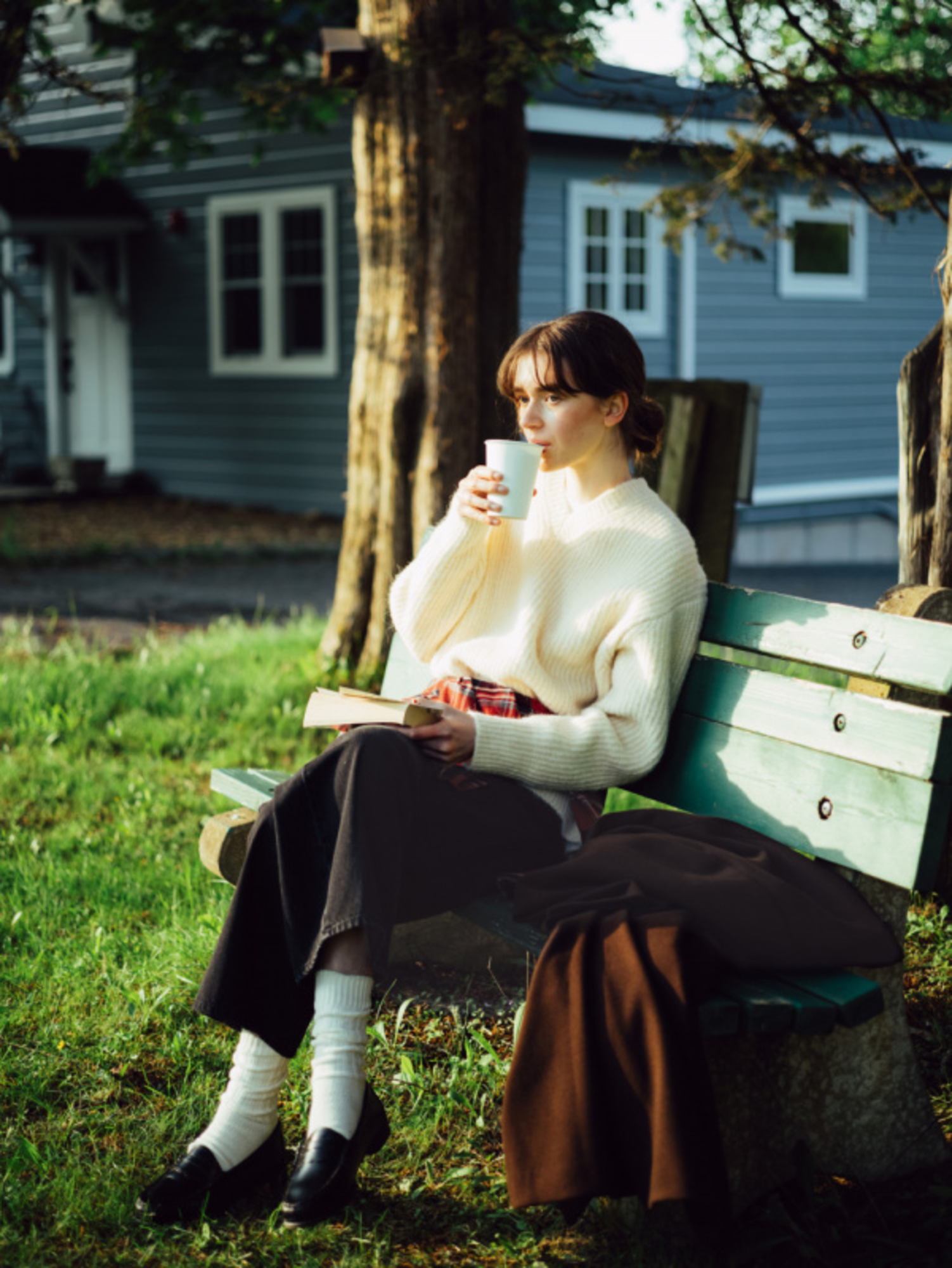 Phong cách Aesthetic Light academia phù hợp cho những cô nàng trí thức nhưng vẫn muốn giữ nét dịu dàng, hiện đại