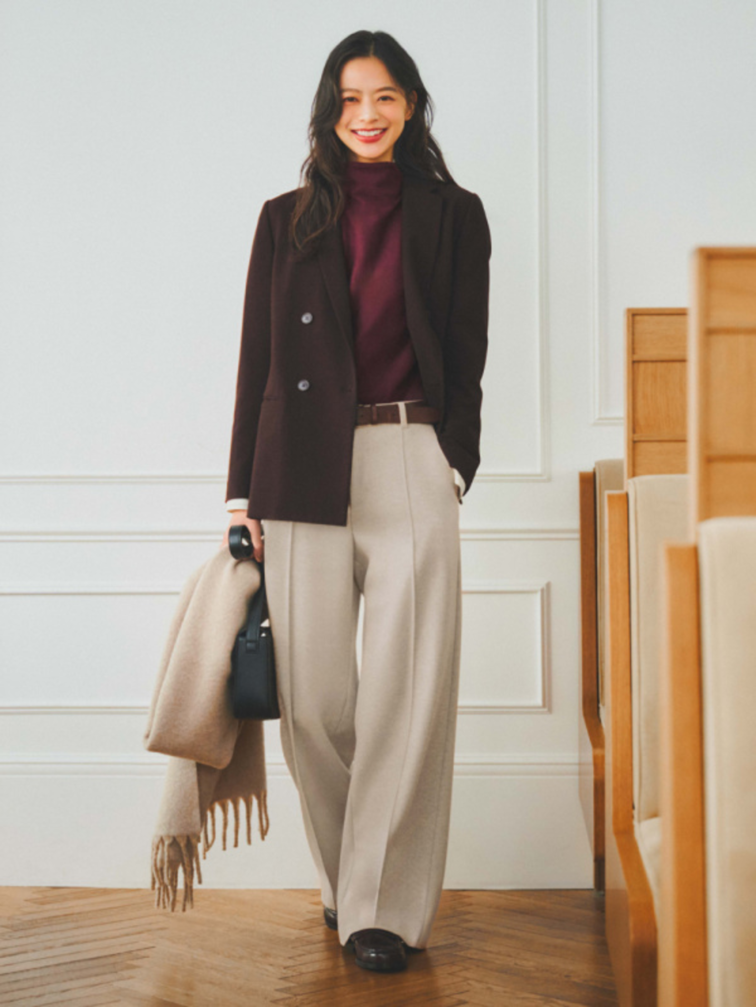 Phối đồ Old Money style với áo cổ lọ mặc và áo khoác thời trang, đẳng cấp