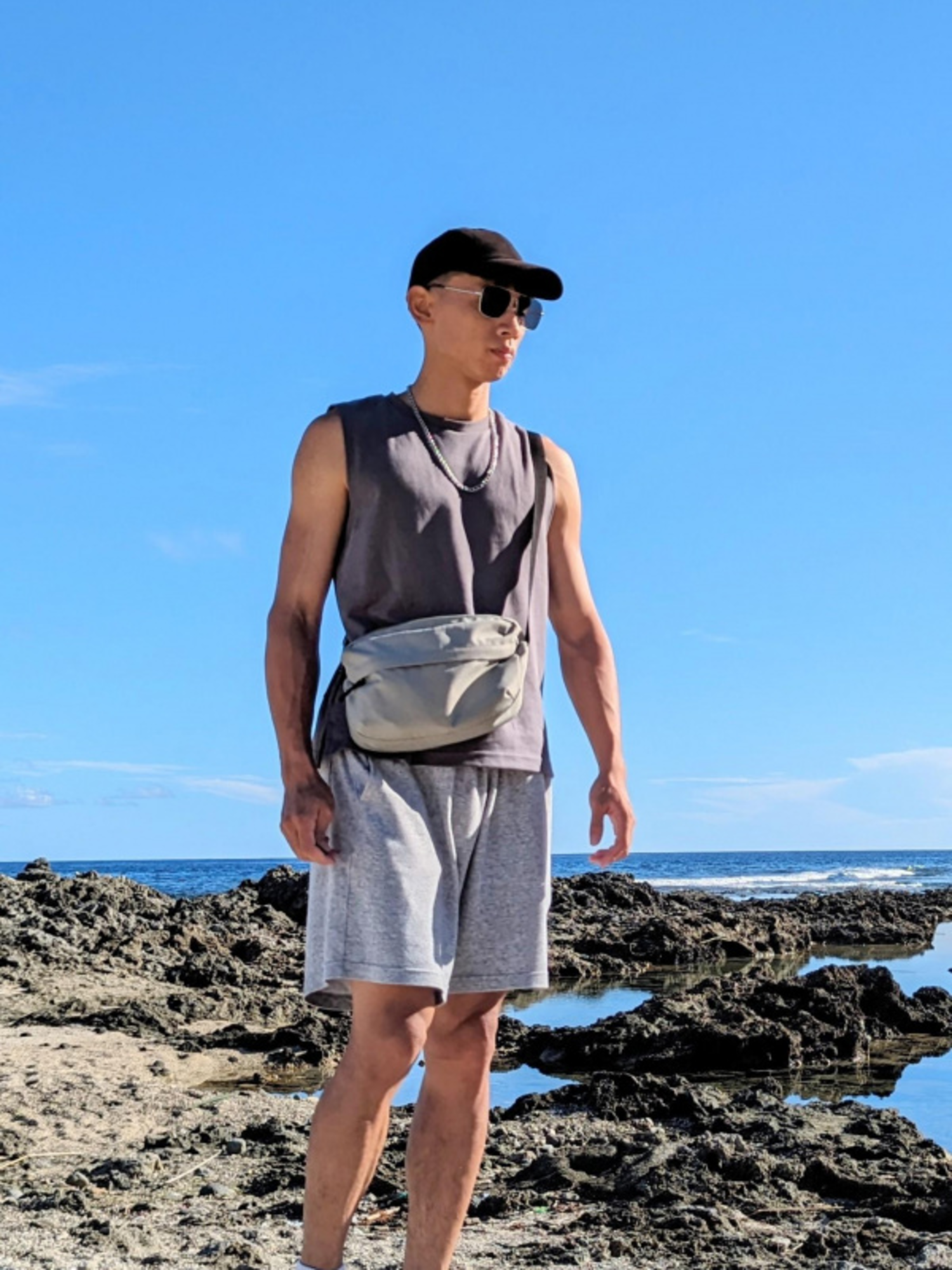 Phối áo tank top với quần short thời trang, thoải mái, mát mẻ