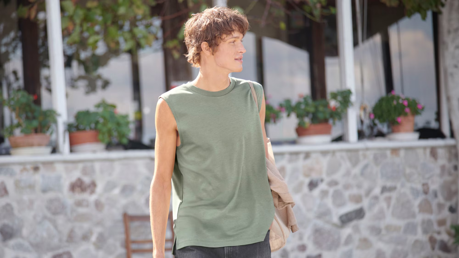 Tank top Sleeveless Shirt là kiểu áo không tay nhưng có thiết kế gần giống áo thun thông thường