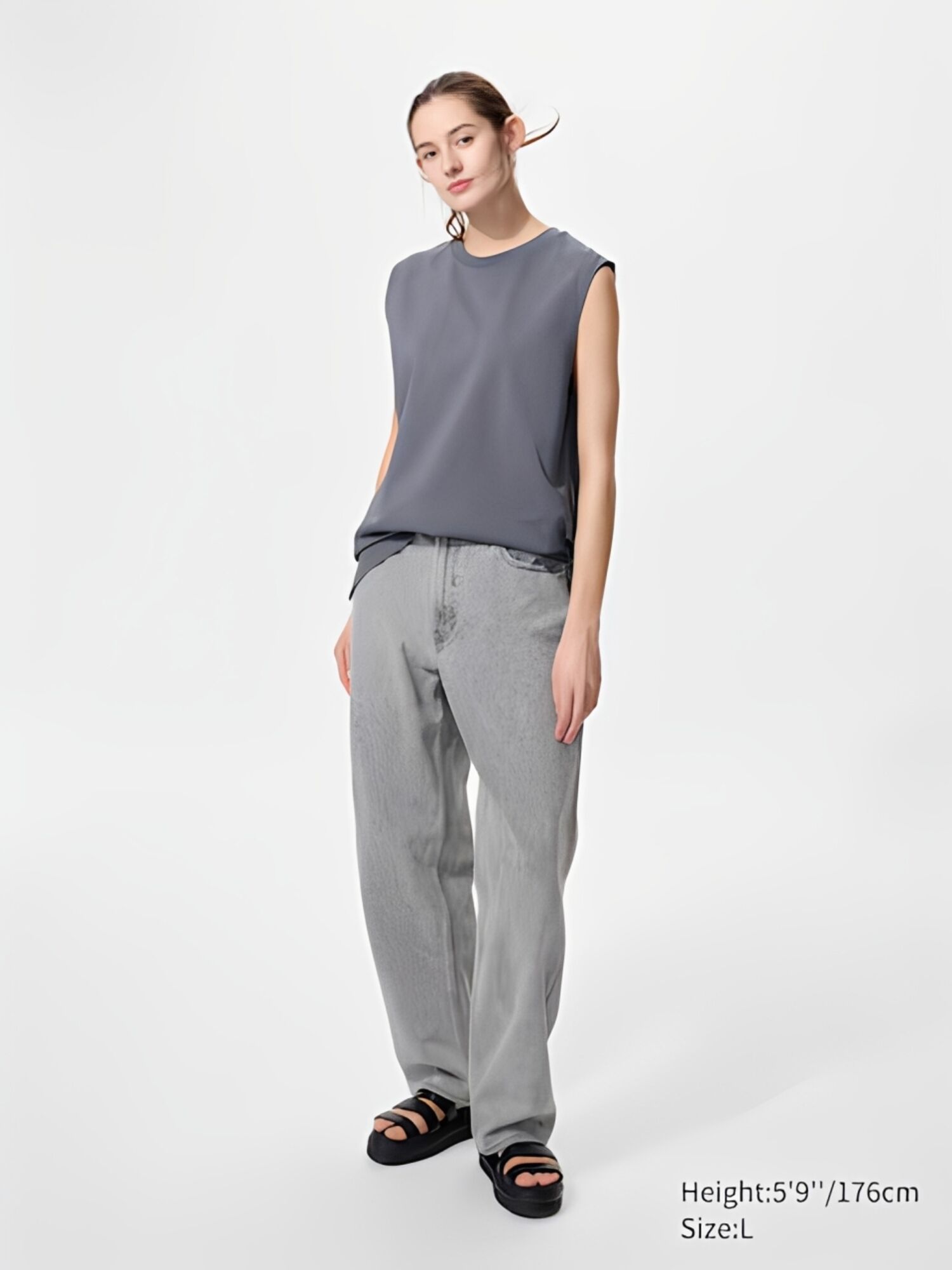 Kết hợp áo tank top với quần jeans đẹp, trẻ trung, năng động