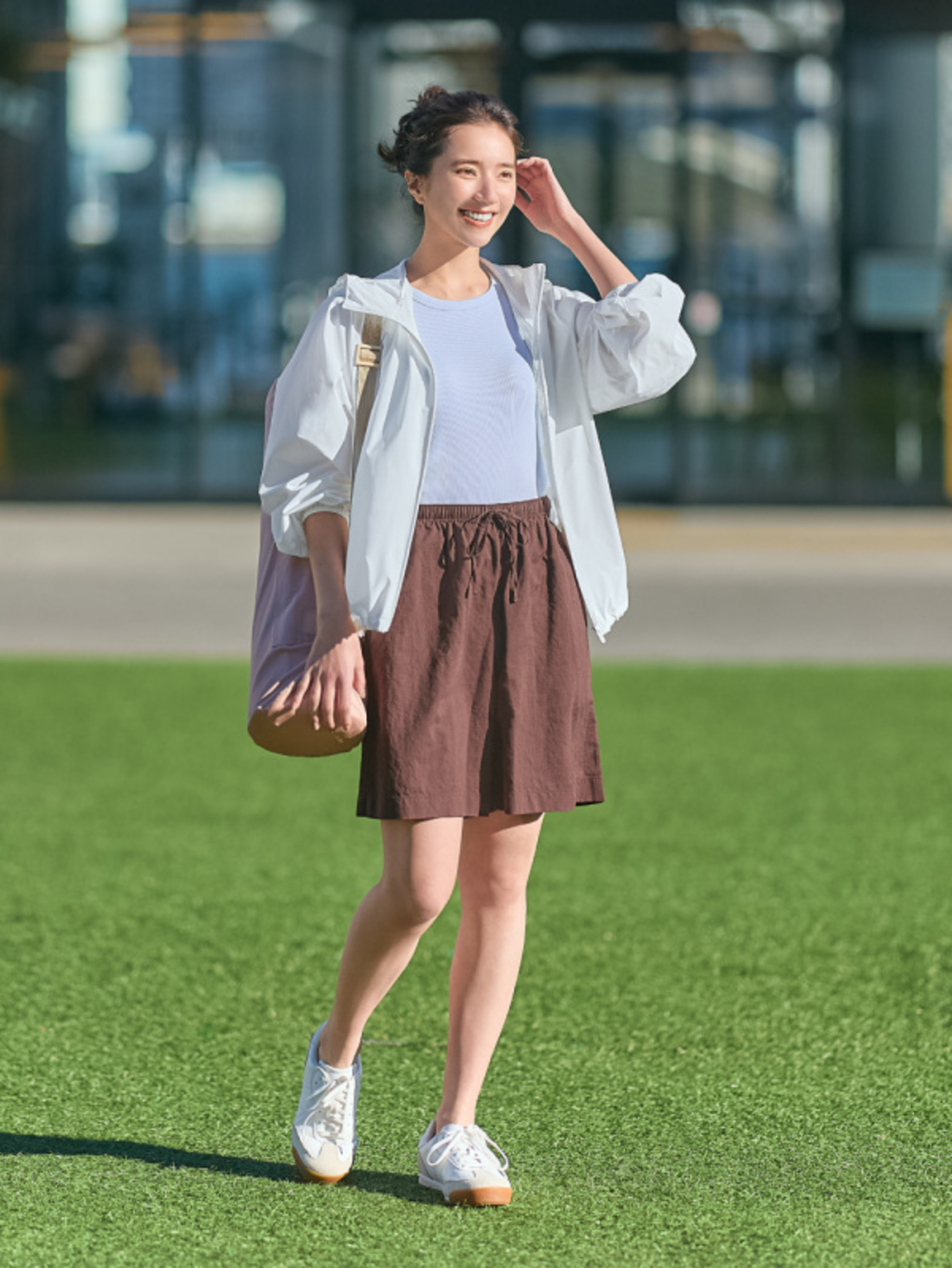 Jacket là kiểu áo khoác ngoài có độ dài ngắn, thường ngang hông hoặc thắt lưng