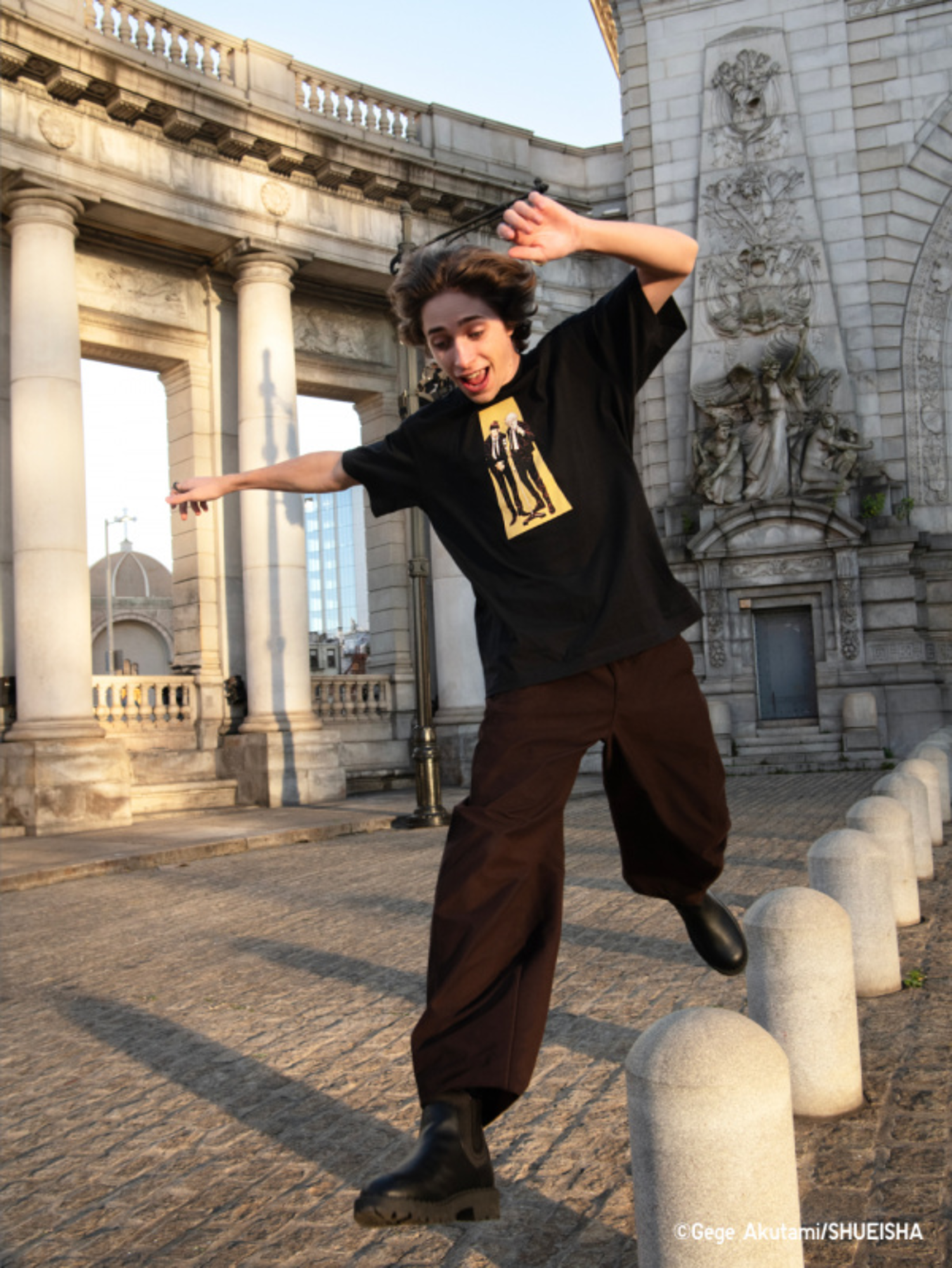 Áo thun nam màu đen phối cùng quần nam màu nâu đất tạo cảm giác khỏe khoắn, năng động