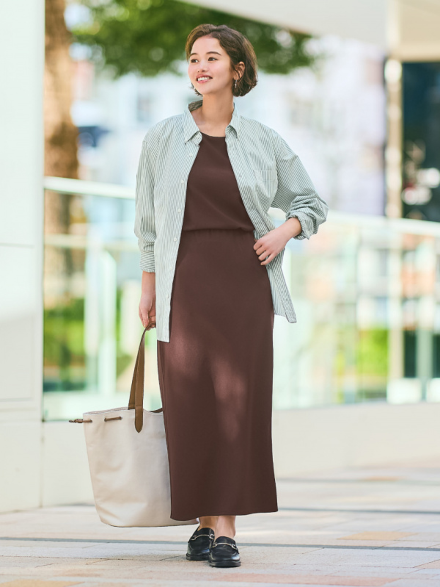 Đầm màu nâu đất phối với áo sơ mi form rộng khoác ngoài tạo vẻ ngoài cá tính, năng động