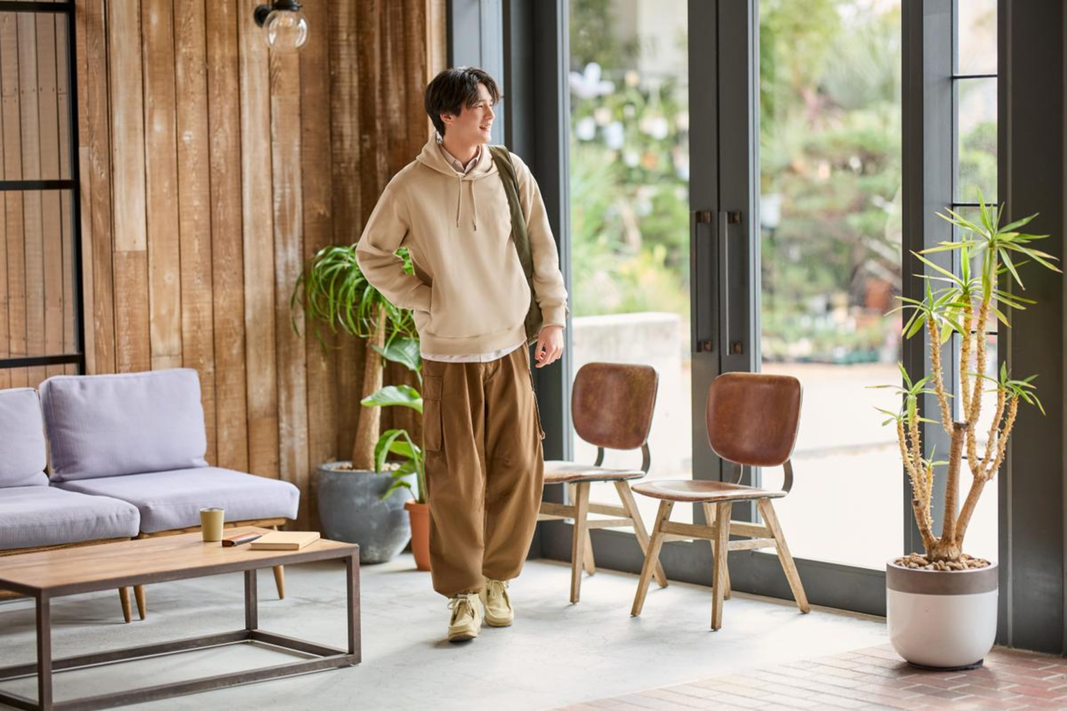 Màu nâu đất là màu gì? Ý nghĩa, ứng dụng & cách phối đồ đẹp