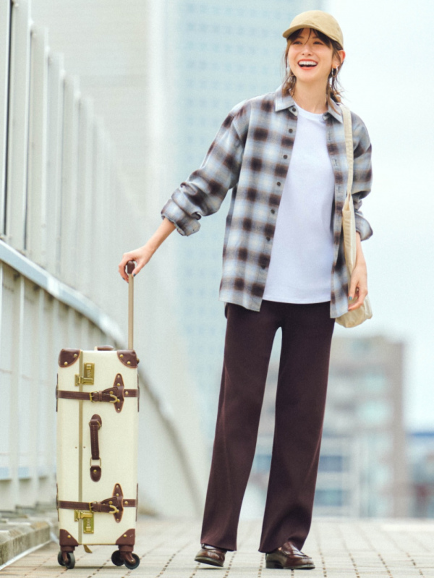 Kiểu áo sơ mi nữ tay lỡ đẹp với họa tiết kẻ caro