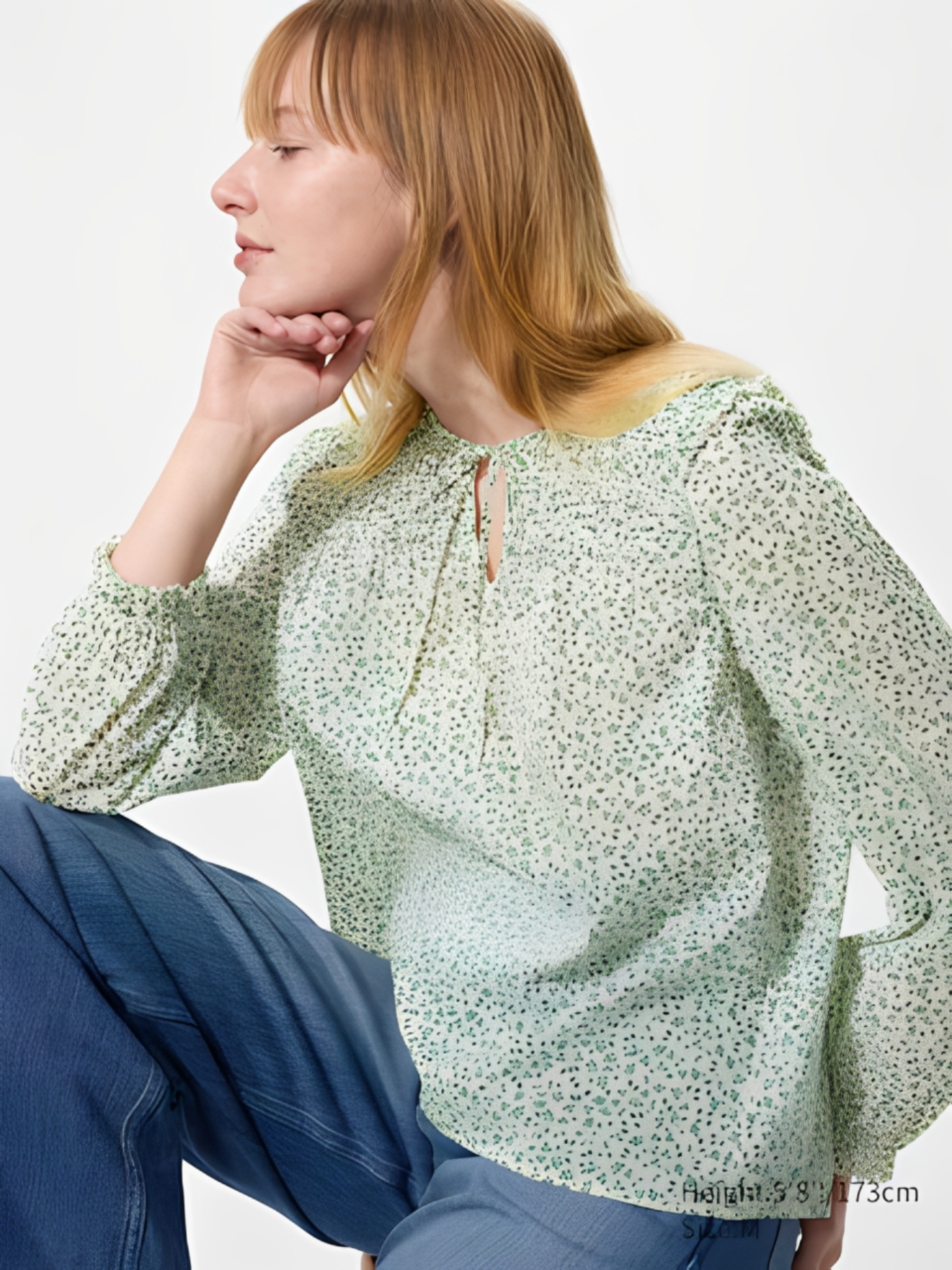 Áo sơ mi nữ kiểu tay lỡ bồng tạo nét mềm mại và nữ tính cho người mặc