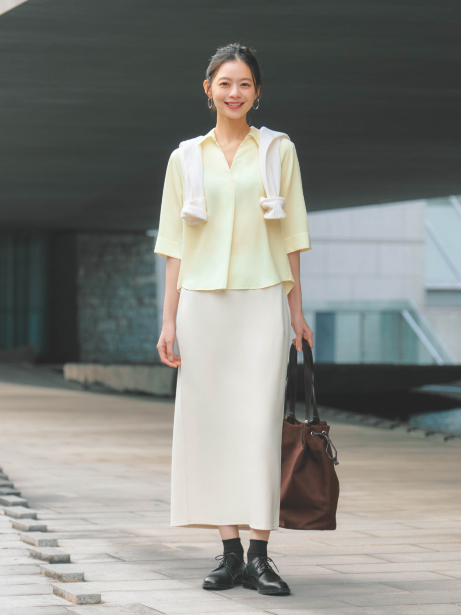 Các kiểu áo sơ mi nữ tay lửng mang lại sự thoải mái, đồng thời vẫn đảm bảo tính lịch sự cần thiết