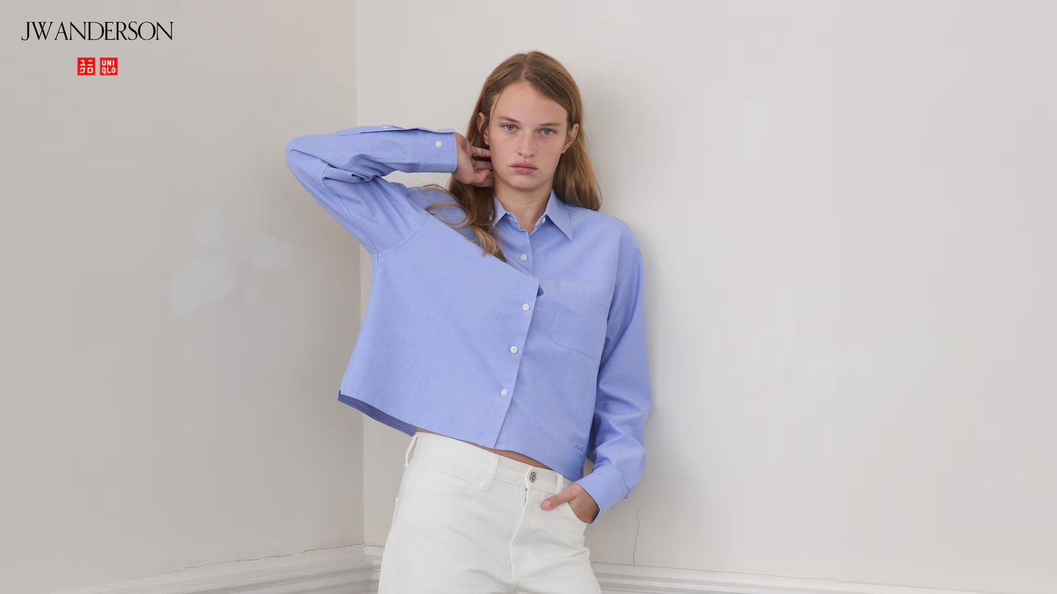 Áo sơ mi croptop là lựa chọn ấn tượng trong các kiểu áo sơ mi nữ Hàn Quốc hiện đại 