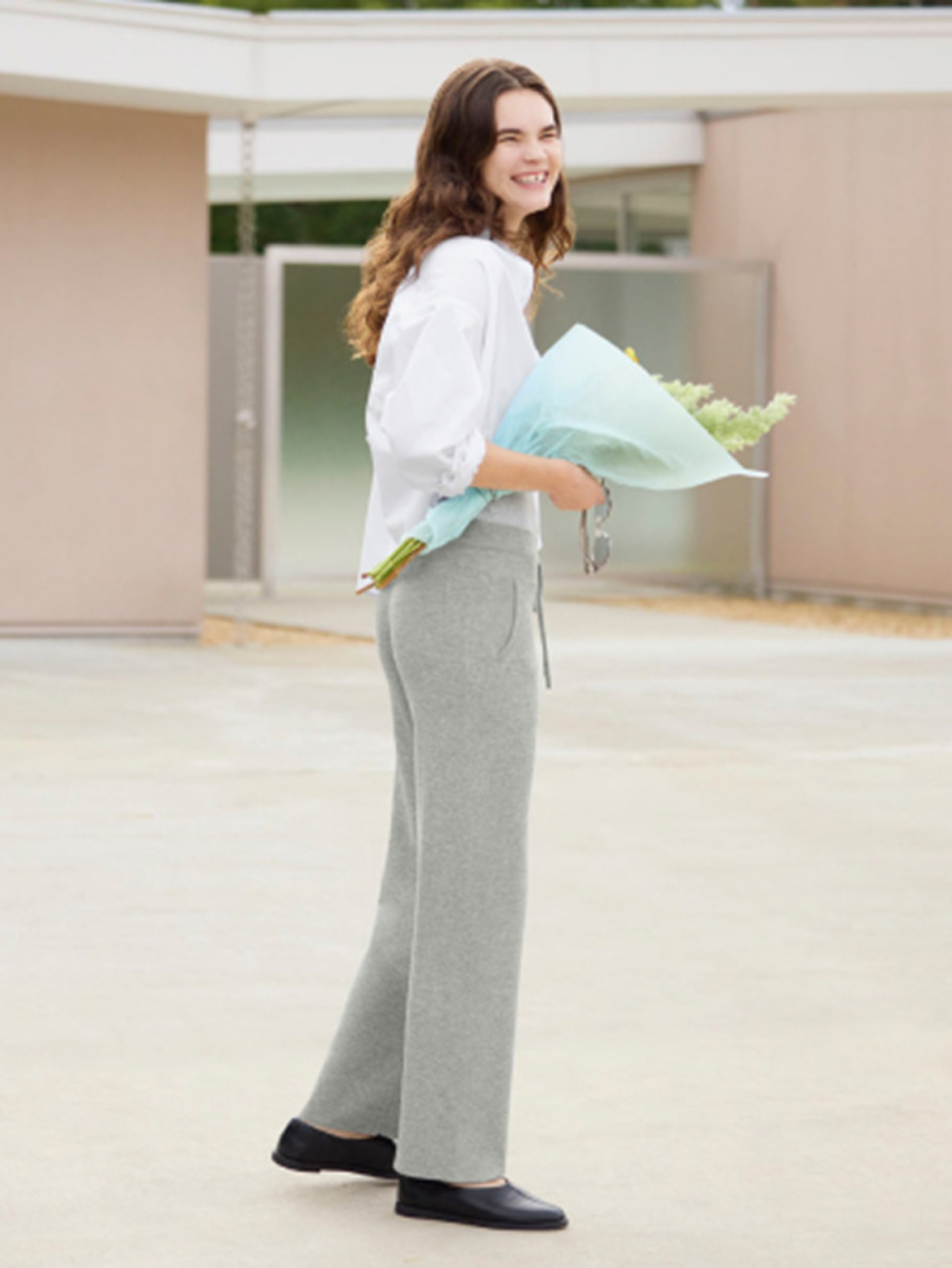 Một bó hoa hồng làm quà tặng ngày 8/3 sẽ khiến vợ hoặc người yêu của bạn cảm thấy hạnh phúc