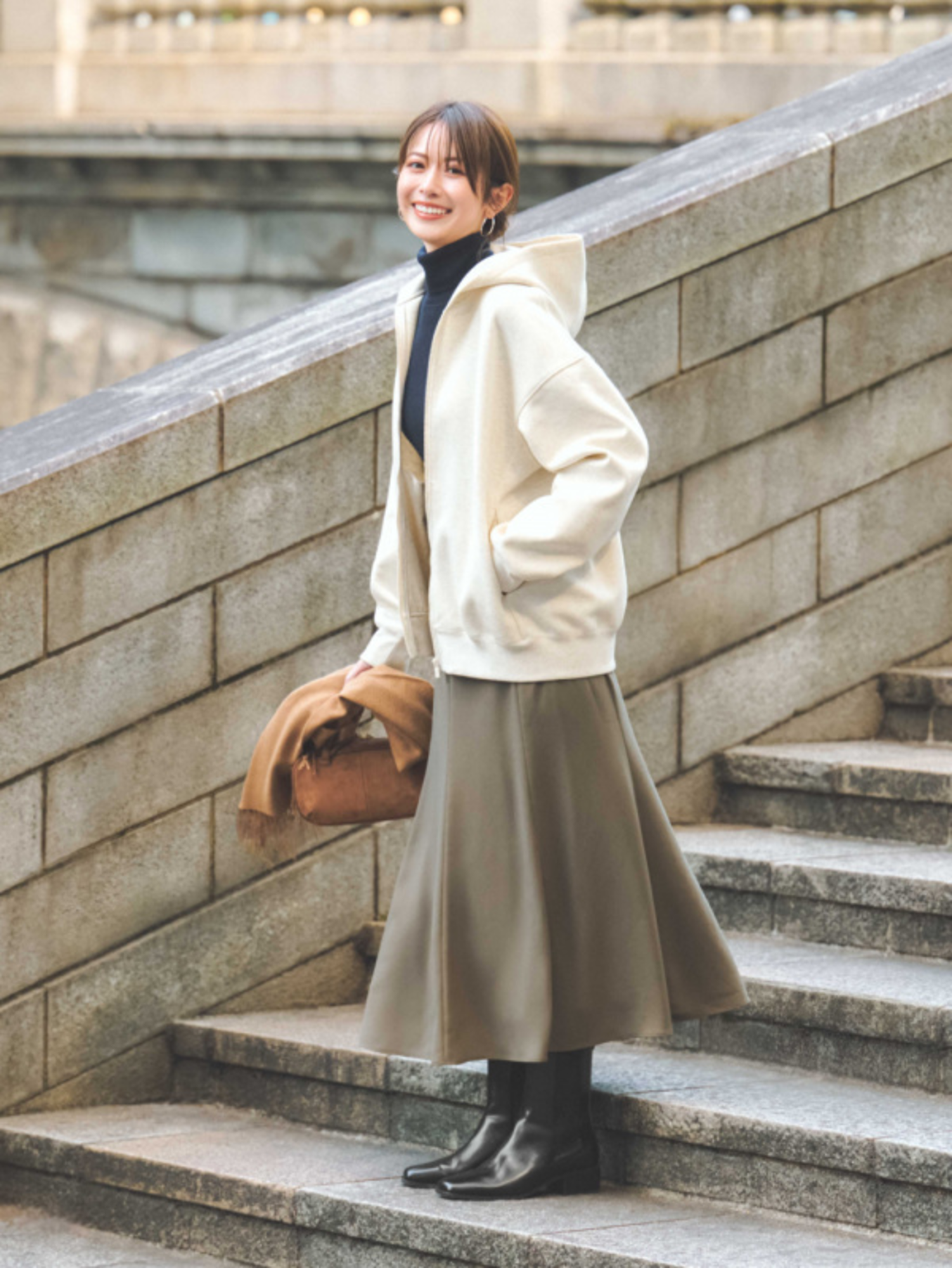 Mẫu phối chân váy dài mặc với áo hoodie có kéo khóa đẹp, năng động, thời trang