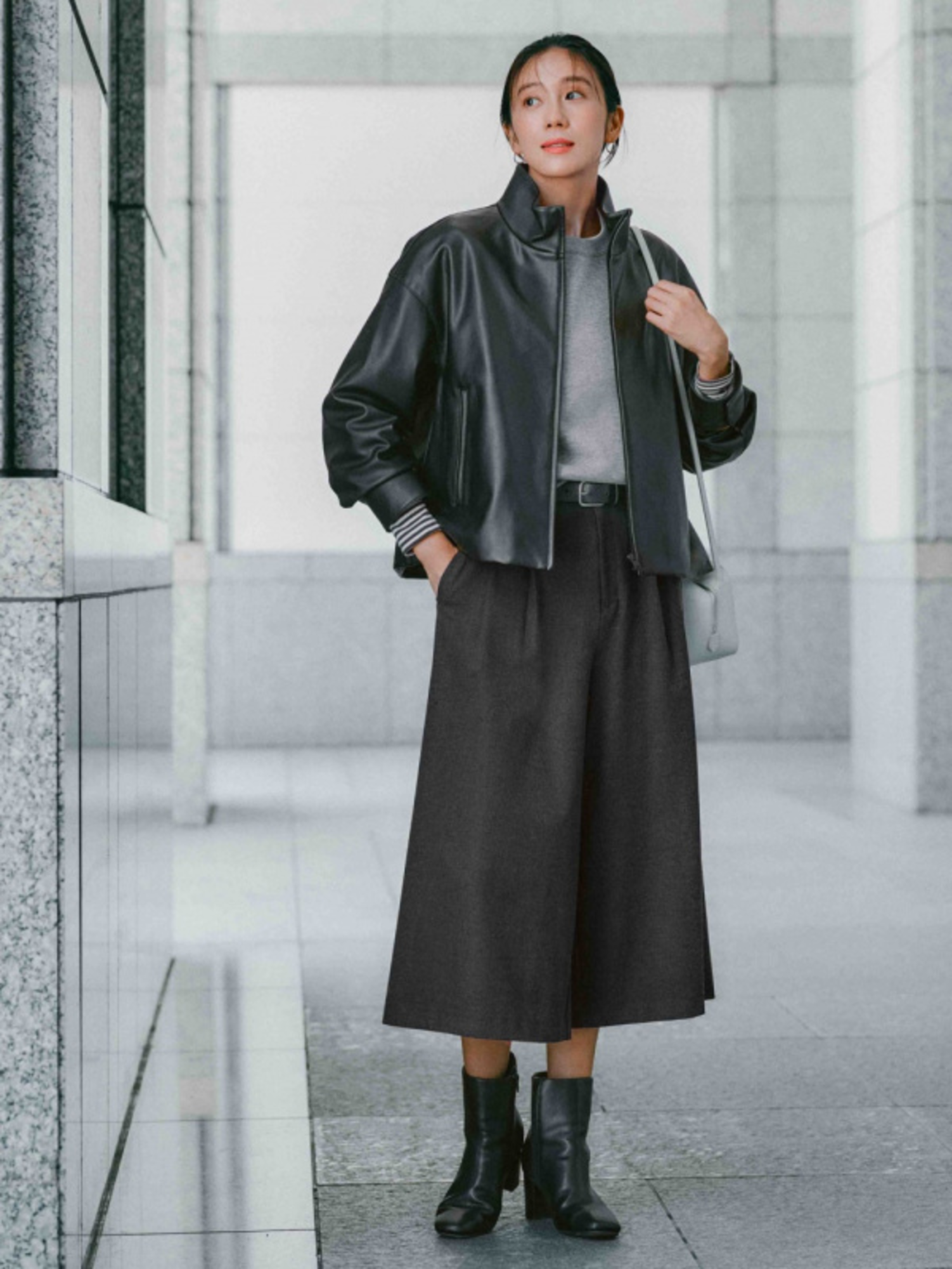 Chân váy dài mặc với áo khoác da đầy cá tính, mạnh mẽ