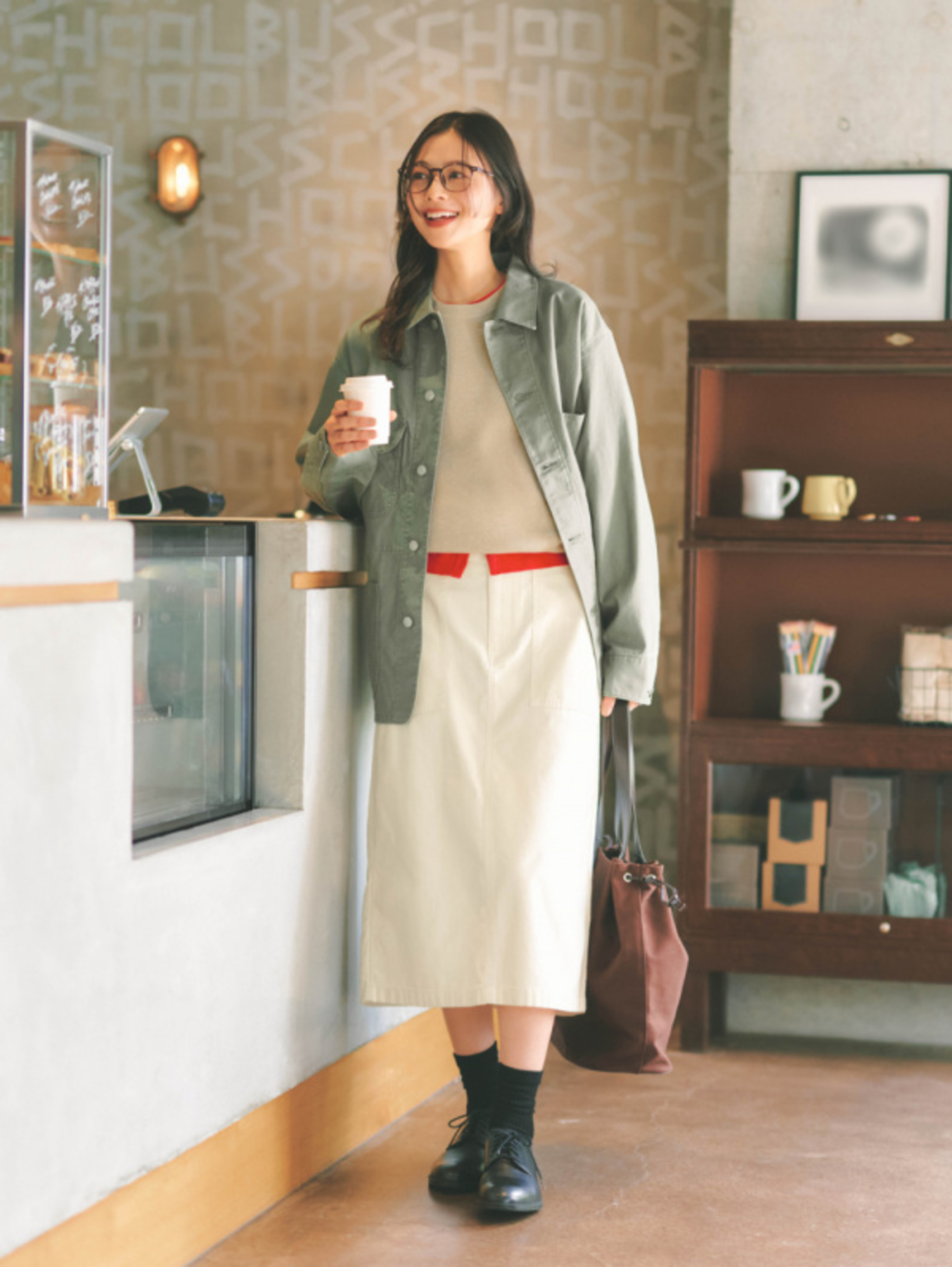 Chân váy dài mặc với áo khoác ngoài giúp hoàn thiện tổng thể outfit