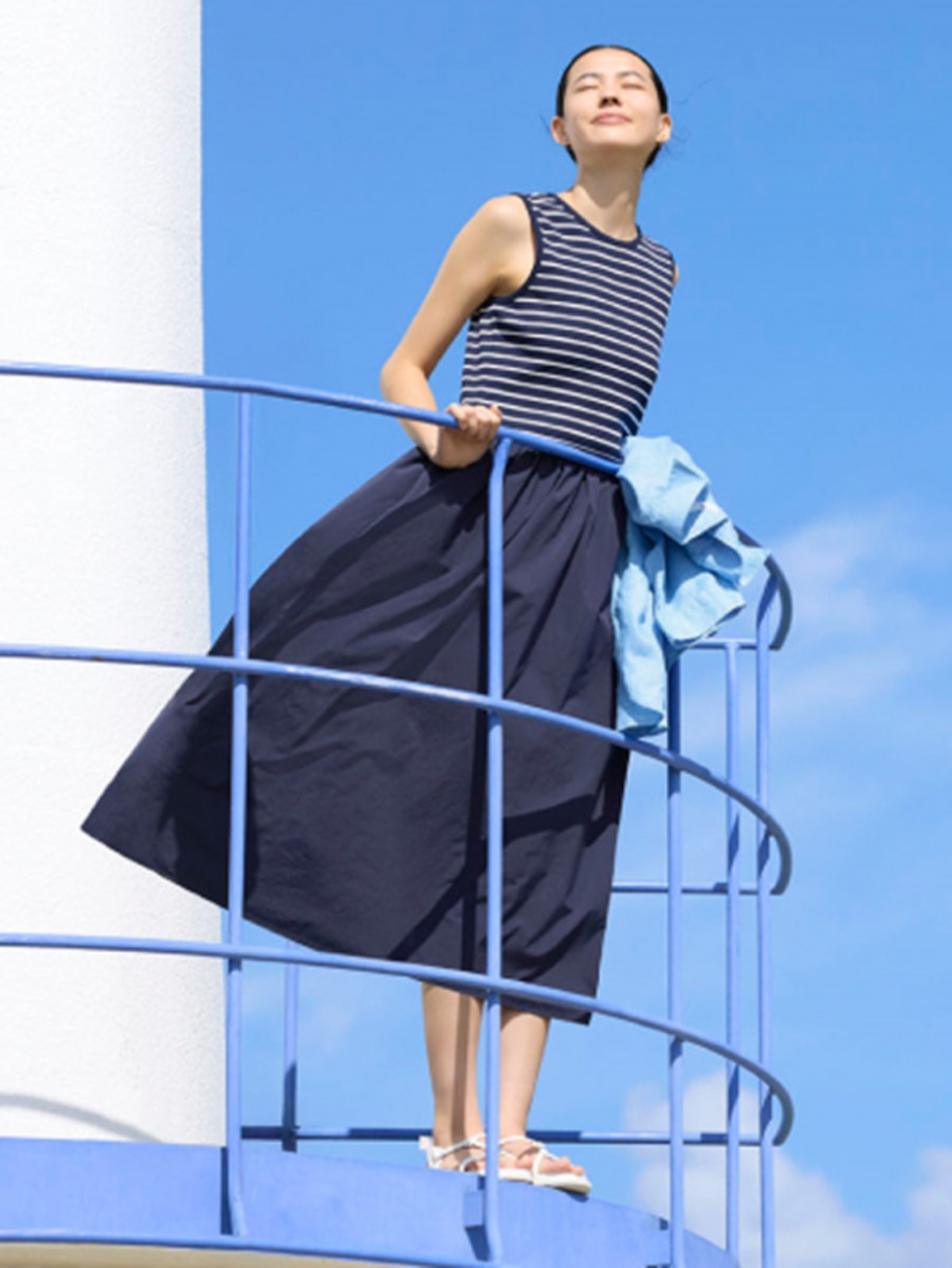 Chân váy dài mặc với áo ba lỗ mang đến diện mạo năng động, trẻ trung