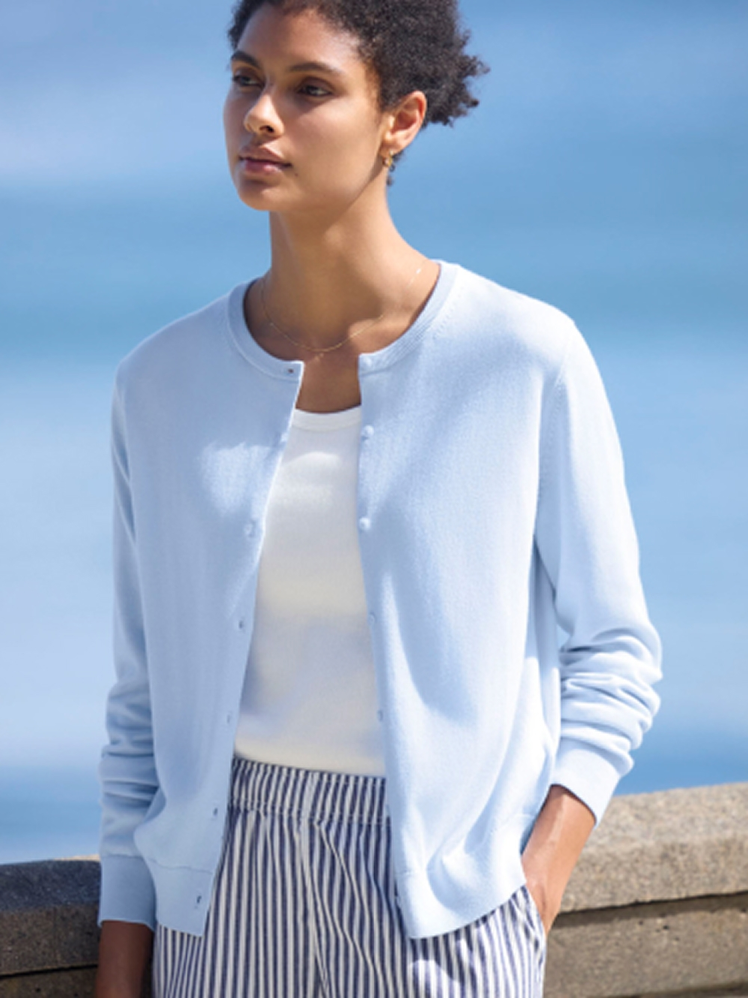 Da ngăm rất hợp với các tông màu lạnh tôn da, tạo cảm giác sang trọng, tươi sáng