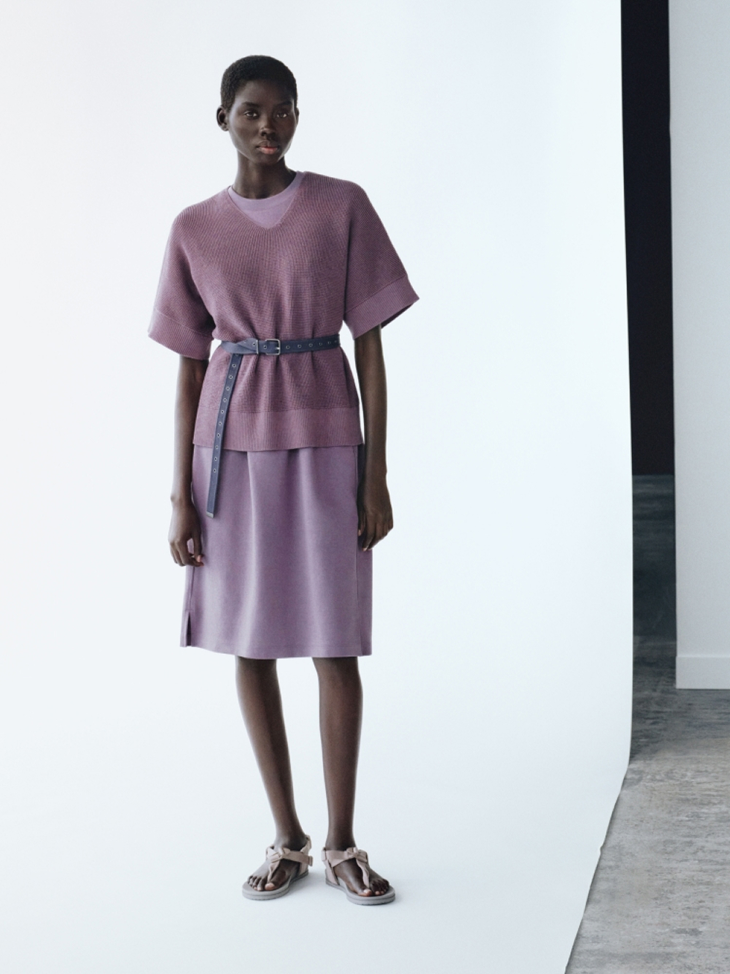 Trang phục màu tím dễ làm da bị tối, xỉn màu và kém sang