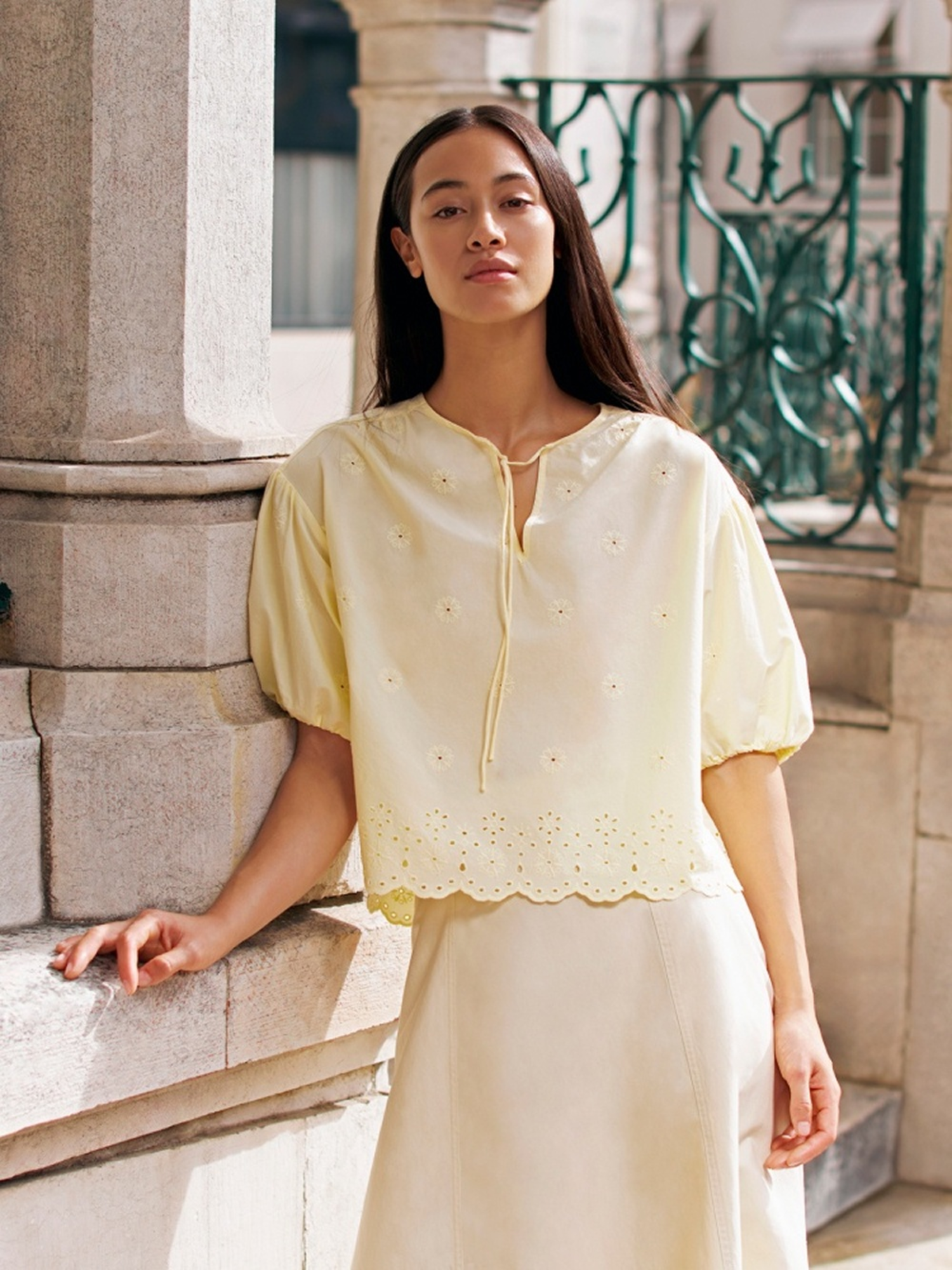 Da ngăm mặc trang phục màu trung tính giúp tôn lên vẻ nhẹ nhàng, ấm áp cho người mặc