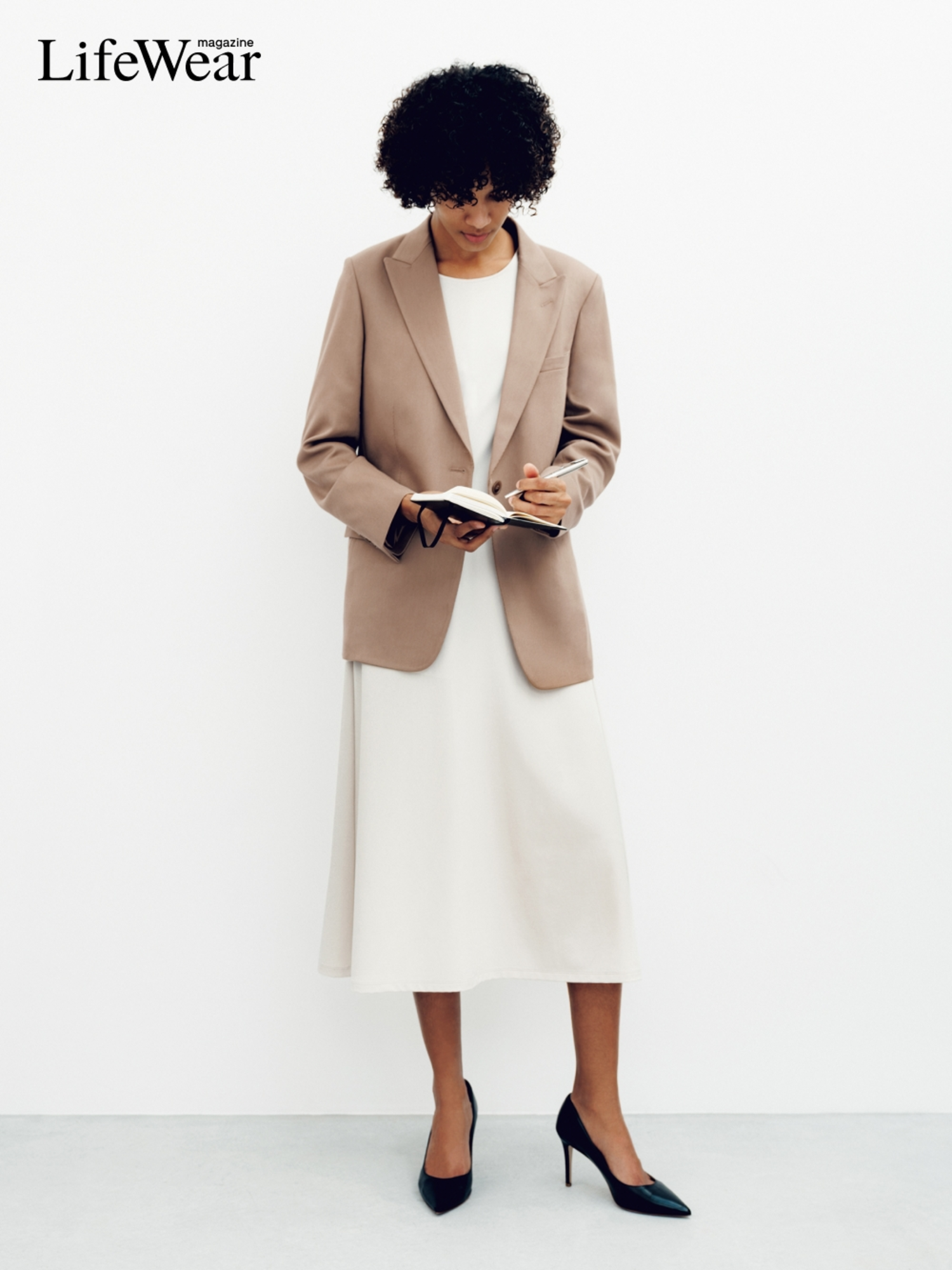 Lựa chọn trang phục màu kem, màu be tạo vẻ ngoài sang trọng, thanh lịch