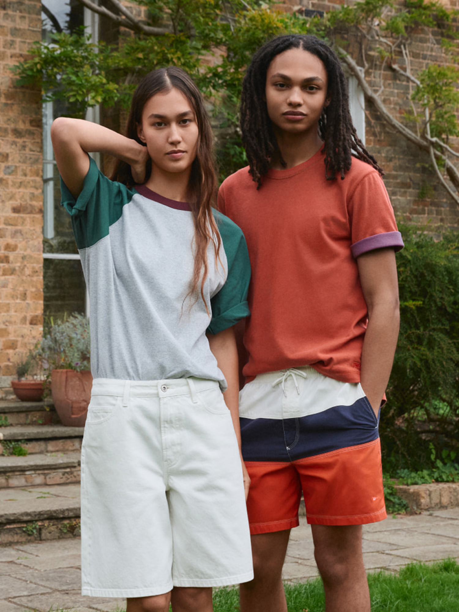 Da ngăm mặc màu gì để sáng da? Cách chọn đồ cho người da ngăm