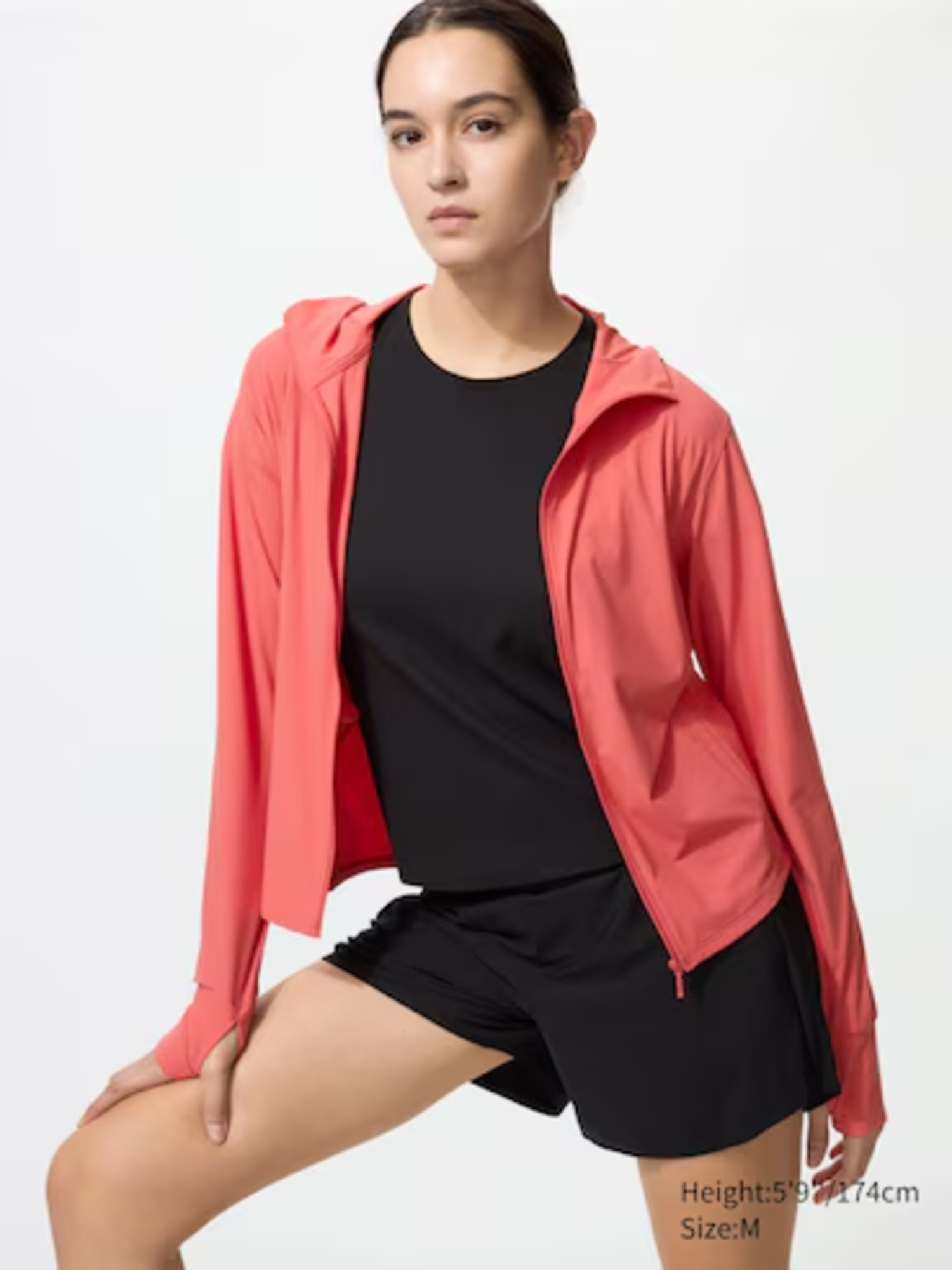 Áo chống nắng màu đỏ thẫm, đỏ đô giúp cản tia UV khá tốt và tạo điểm nhấn nổi bật