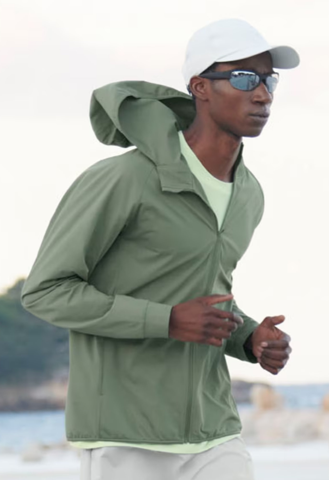 Sai lầm phổ biến khi chọn áo chống nắng là chỉ quan tâm màu sắc mà bỏ qua chất liệu