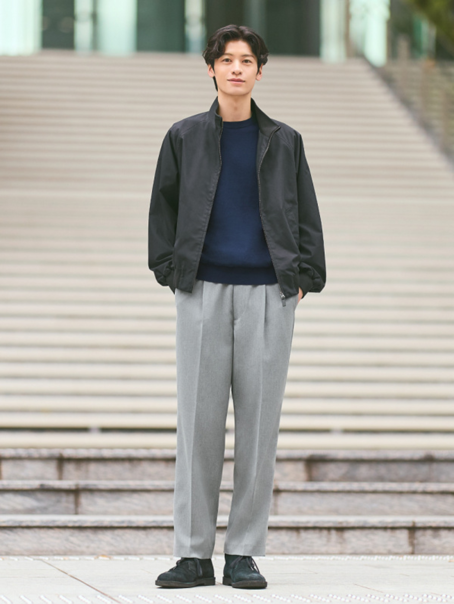 Màu xanh than phối với màu xám ghi tạo nên một outfit vô cùng cuốn hút