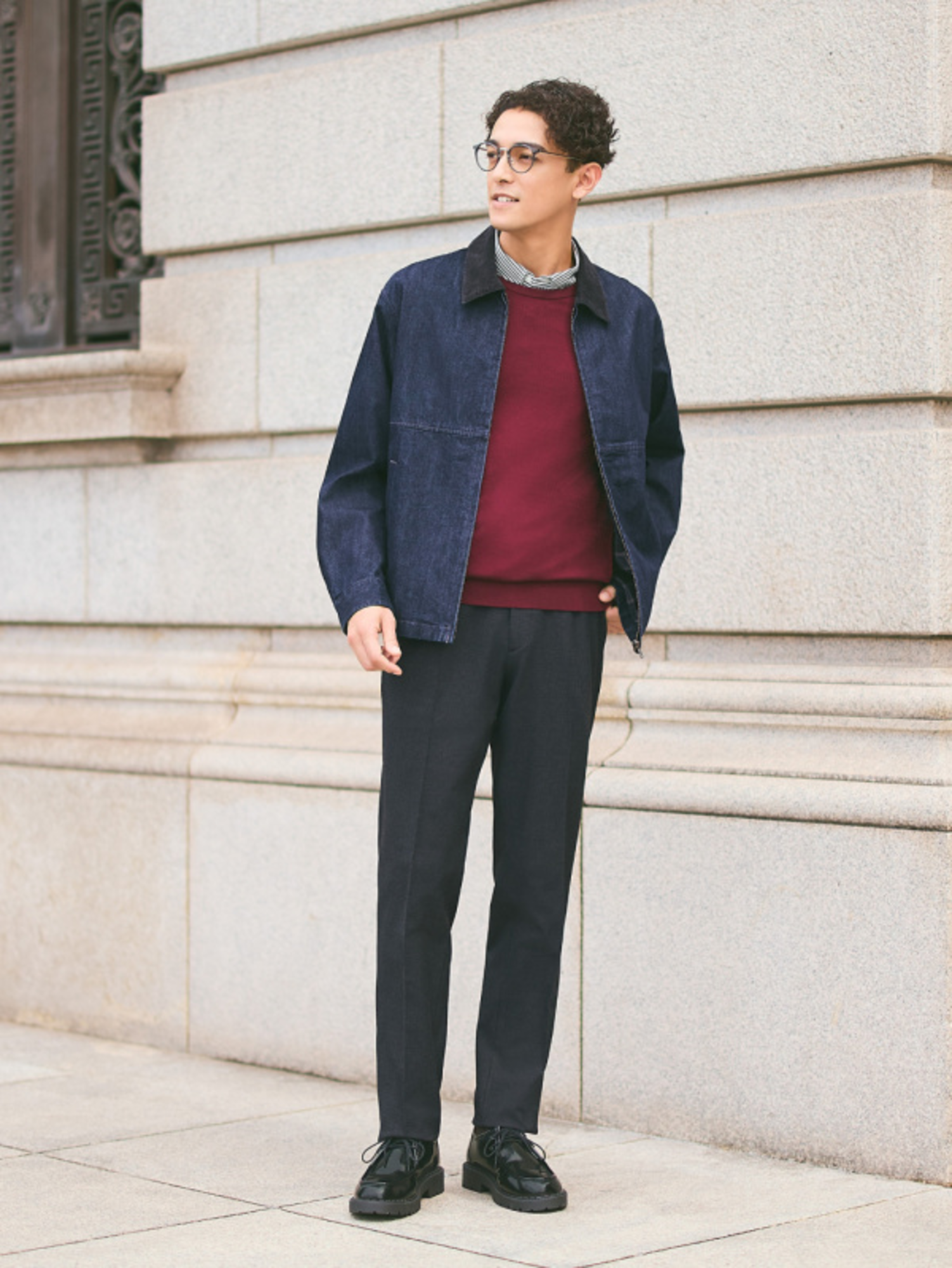 Màu xanh than phối với màu đỏ rượu vang tạo vẻ ngoài bảnh bao, trẻ trung