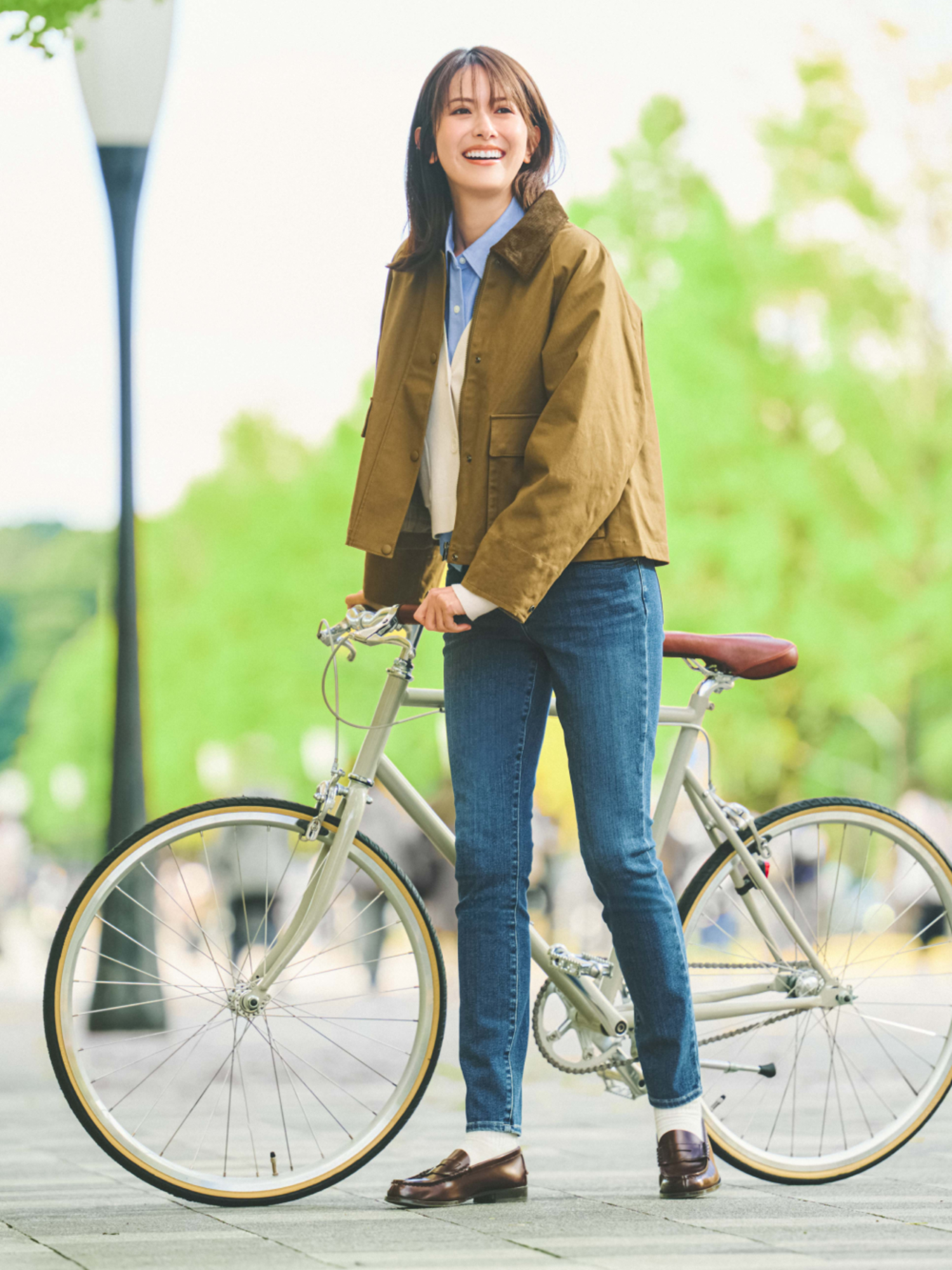 Áo sơ mi kết hợp cùng quần jeans tạo nên vẻ ngoài trẻ trung và thoải mái