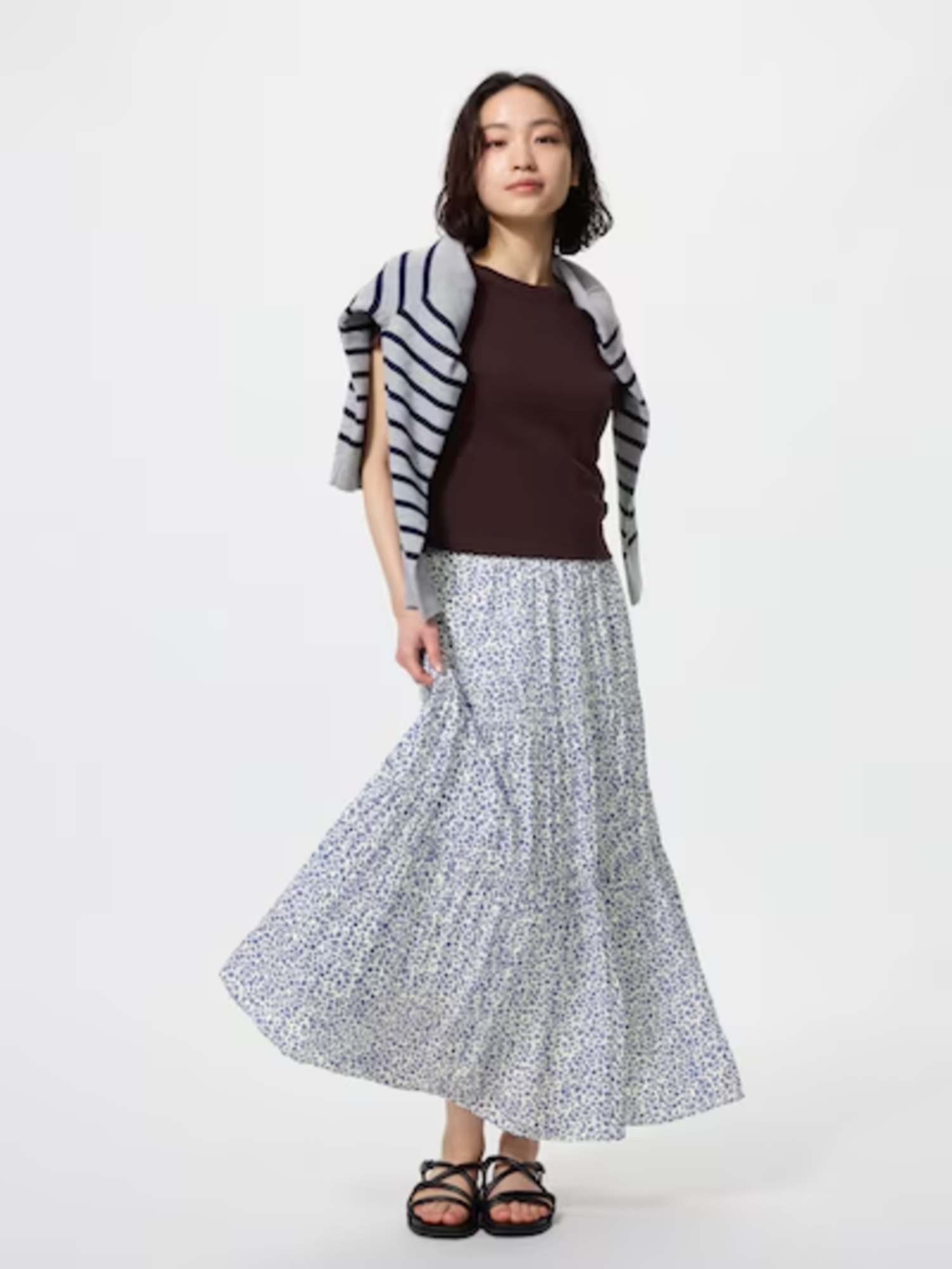 Chân váy hoa nhí là item quen thuộc giúp hoàn thiện outfit mang phong cách soft girl ngọt ngào