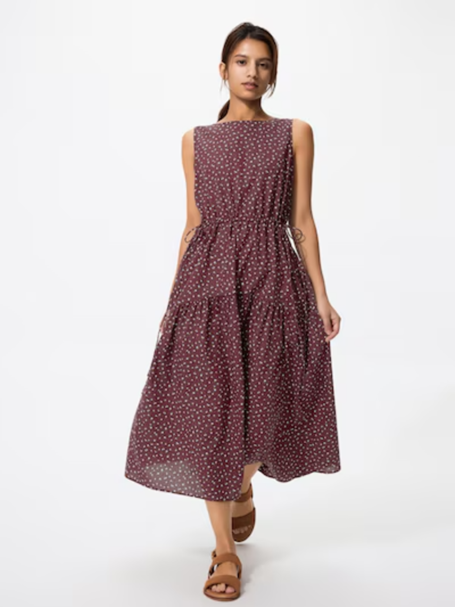 Đầm hoa nhí là item đặc trưng giúp tôn lên vẻ nhẹ nhàng và nữ tính của phong cách soft girl 