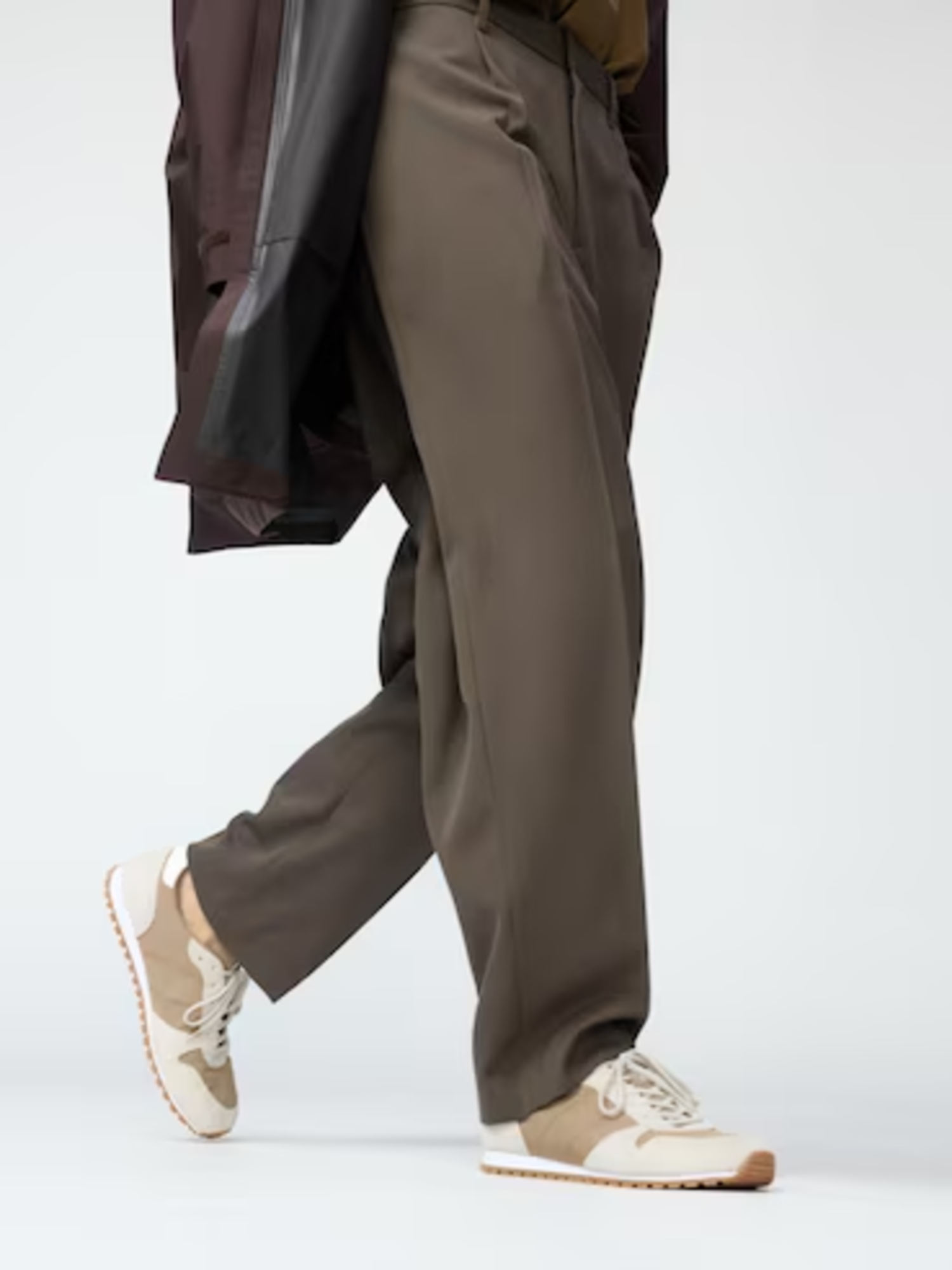 Giày sneaker là một trong những item nên có khi theo đuổi sporty style