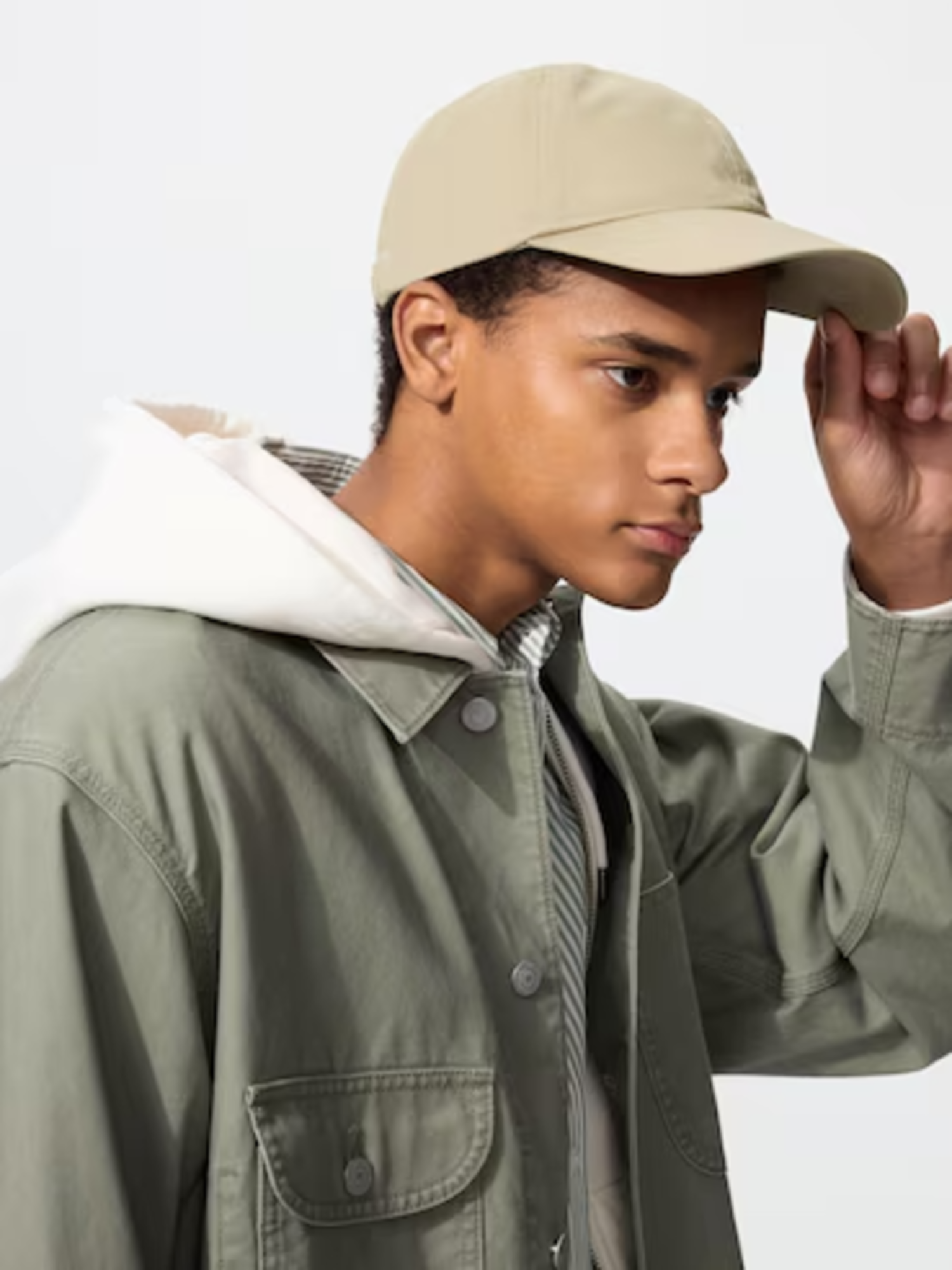 Nón lưỡi trai là item trong sporty style giúp hoàn thiện outfit, mang đến vẻ ngoài trẻ trung, khỏe khoắn