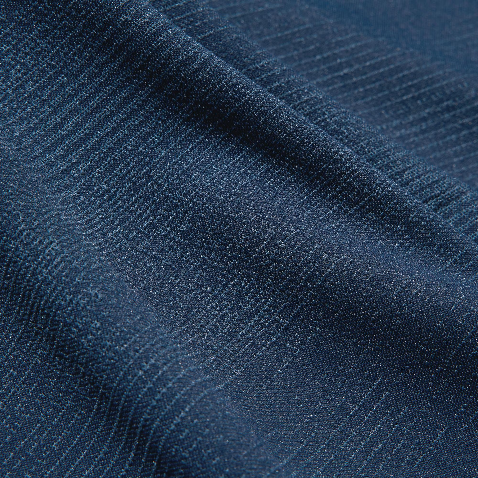 Vải polyester với ưu điểm độ bền cao, chống nước tốt và giặt ủi dễ dàng