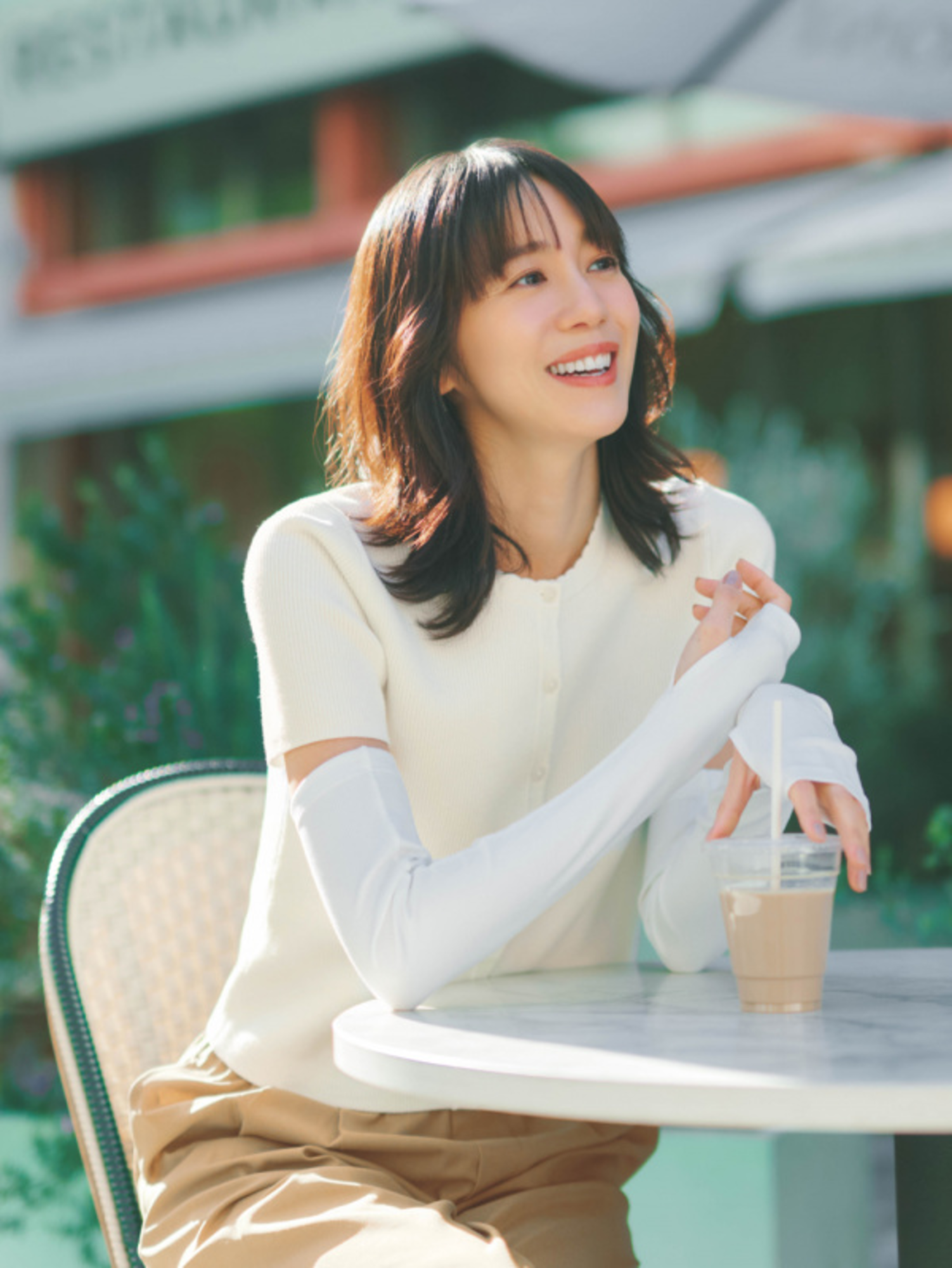 Ưu tiên chất vải thoáng mát và đứng form khi lựa chọn trang phục mùa hè