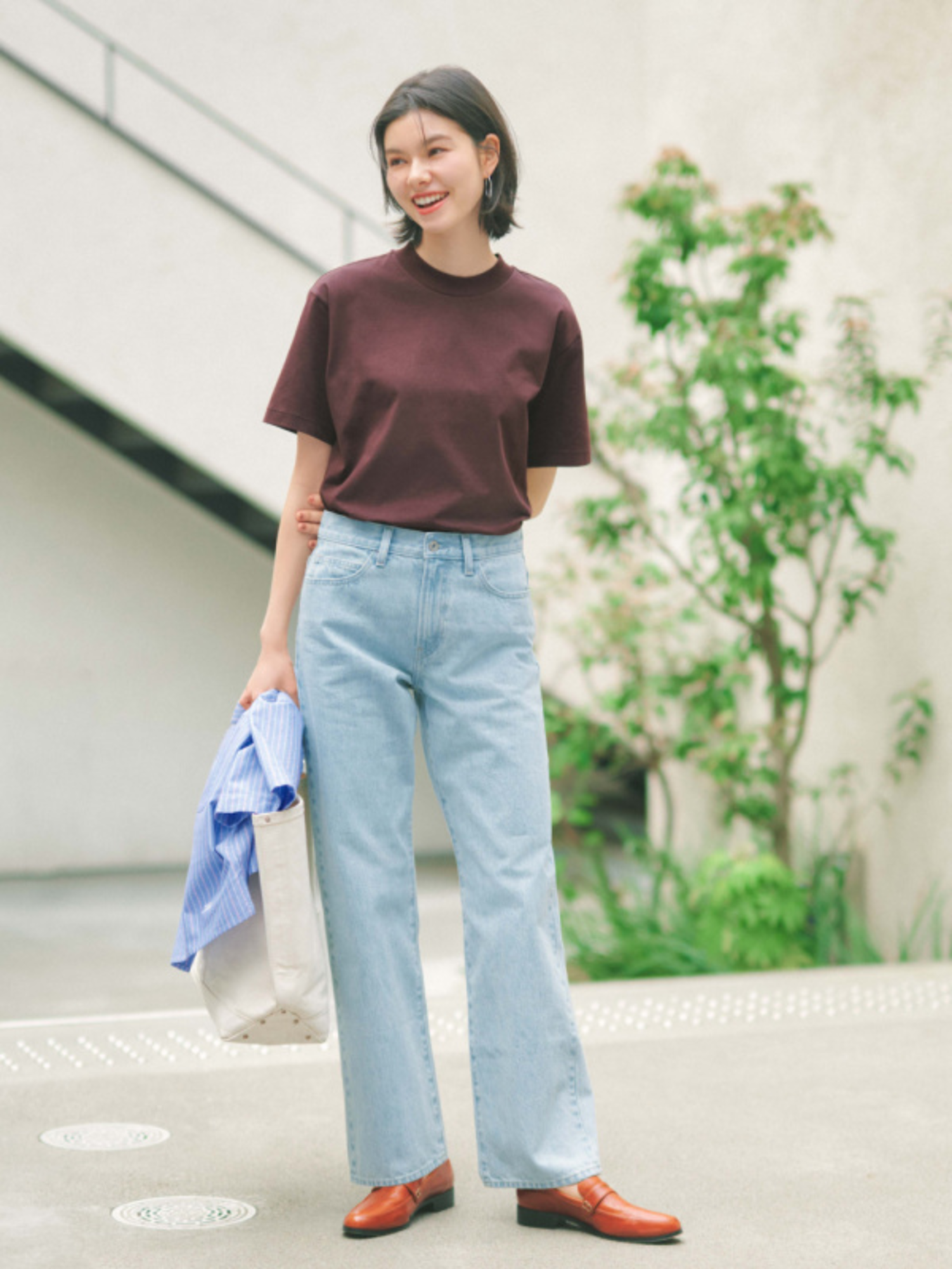 Outfit mùa hè năng động, dễ phối đồ với áo thun và quần jean