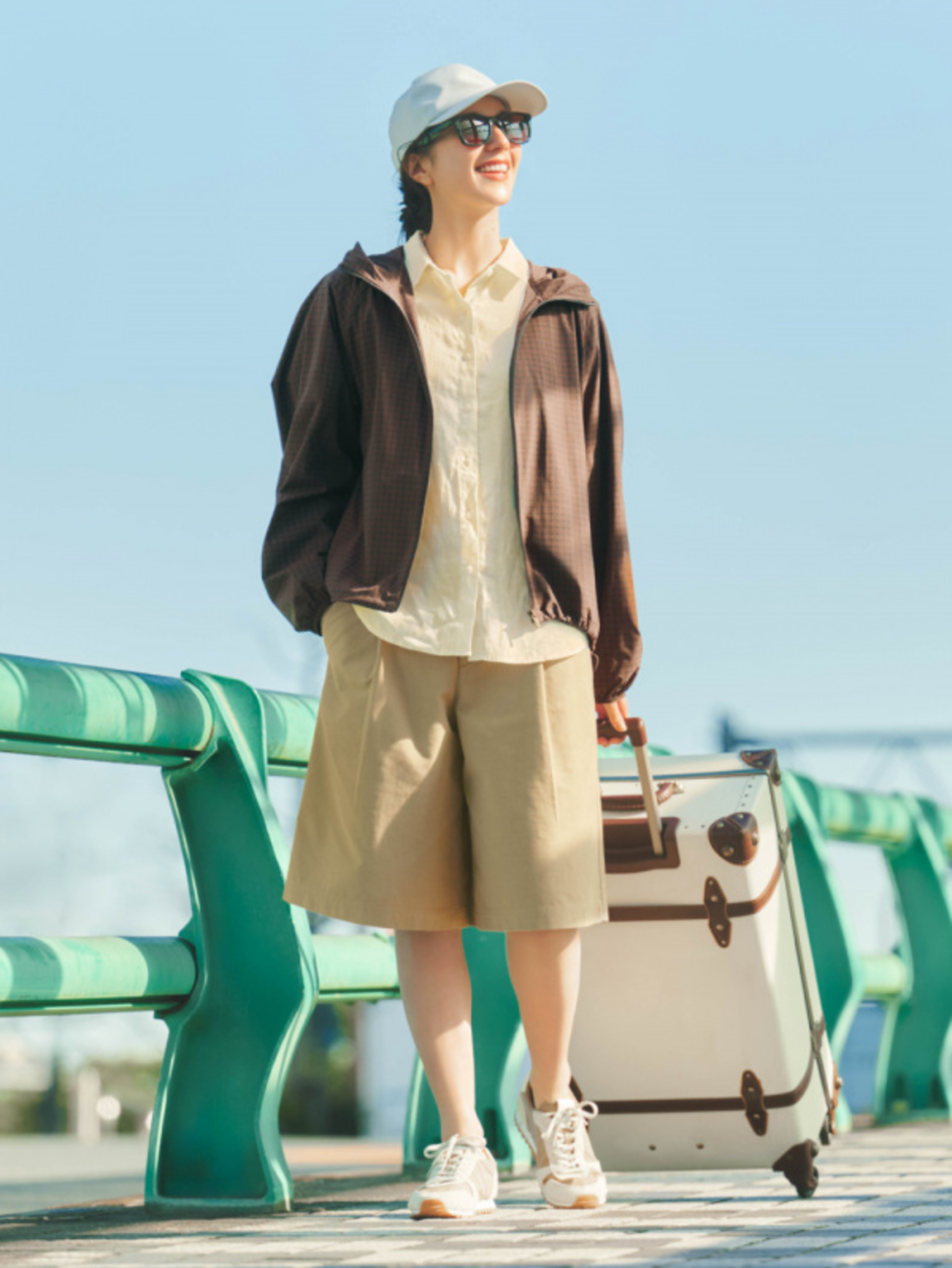 Kết hợp trang phục mùa hè gồm áo chống nắng và quần short đầy tiện lợi cho những chuyến đi chơi, đi du lịch