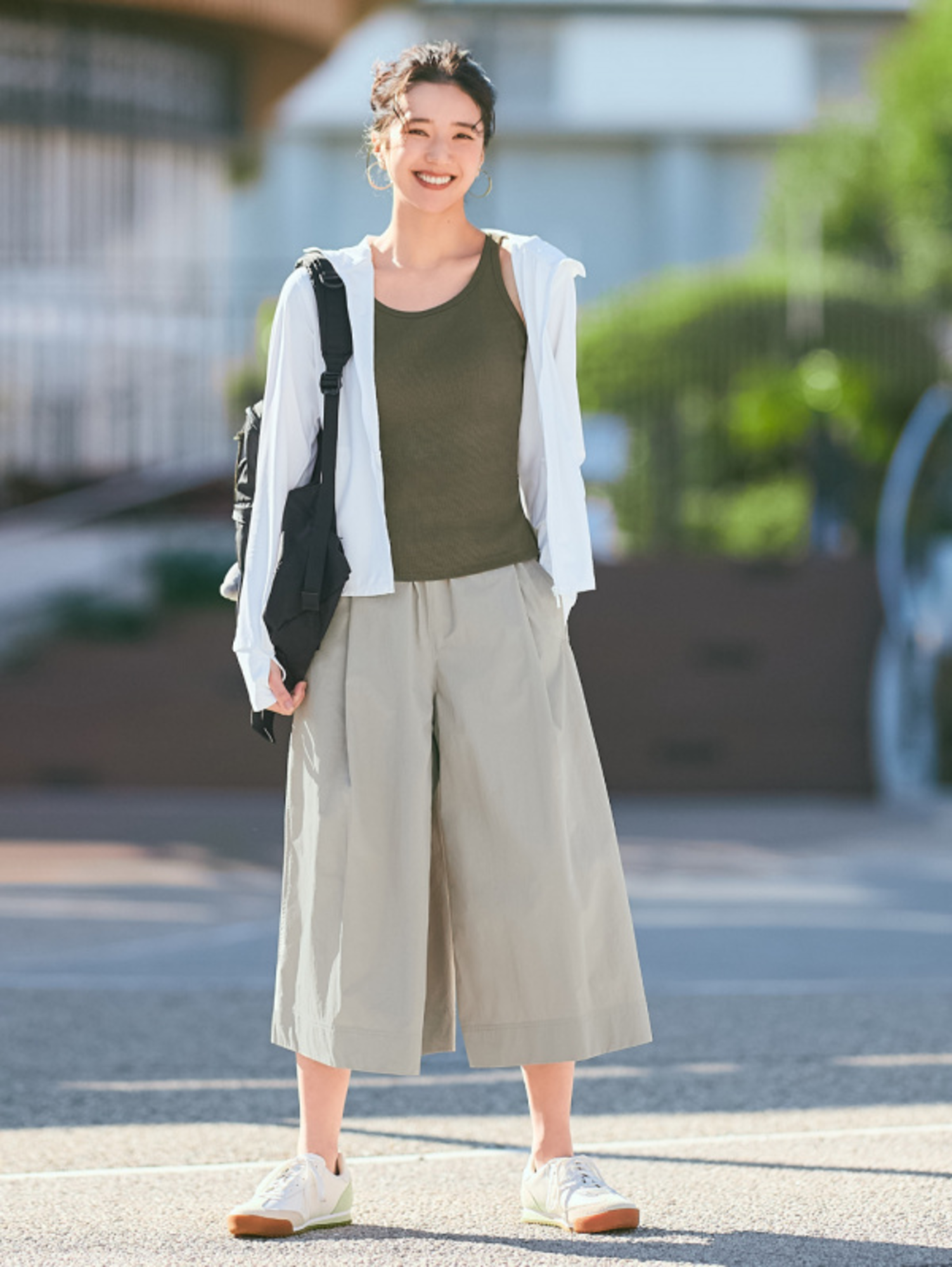 Mẫu trang phục mùa hè mát mẻ cho nữ với áo ba lỗ và giày sneaker