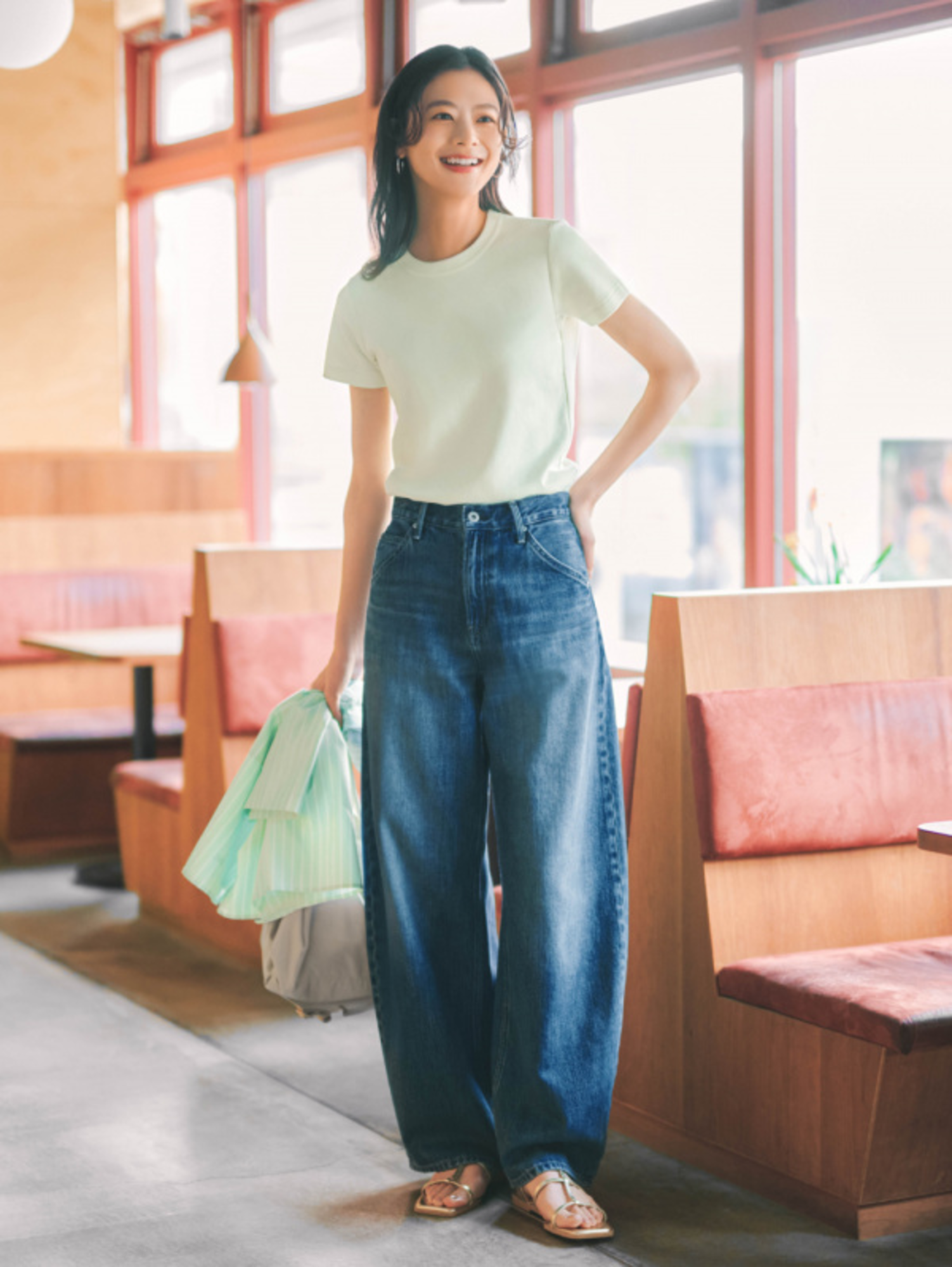 Phối đồ đi chơi mùa hè ấn tượng, tôn dáng với áo babytee với quần jean