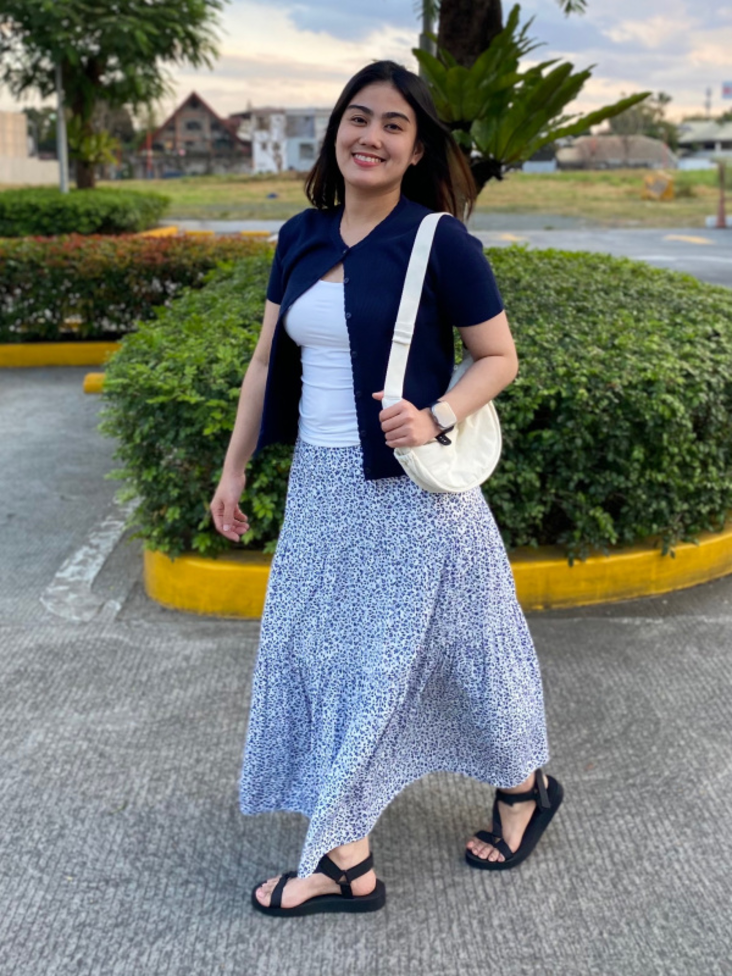 Phối đồ nữ đi chơi mùa hè cùng chân váy hoa nhí nhẹ nhàng và thanh lịch