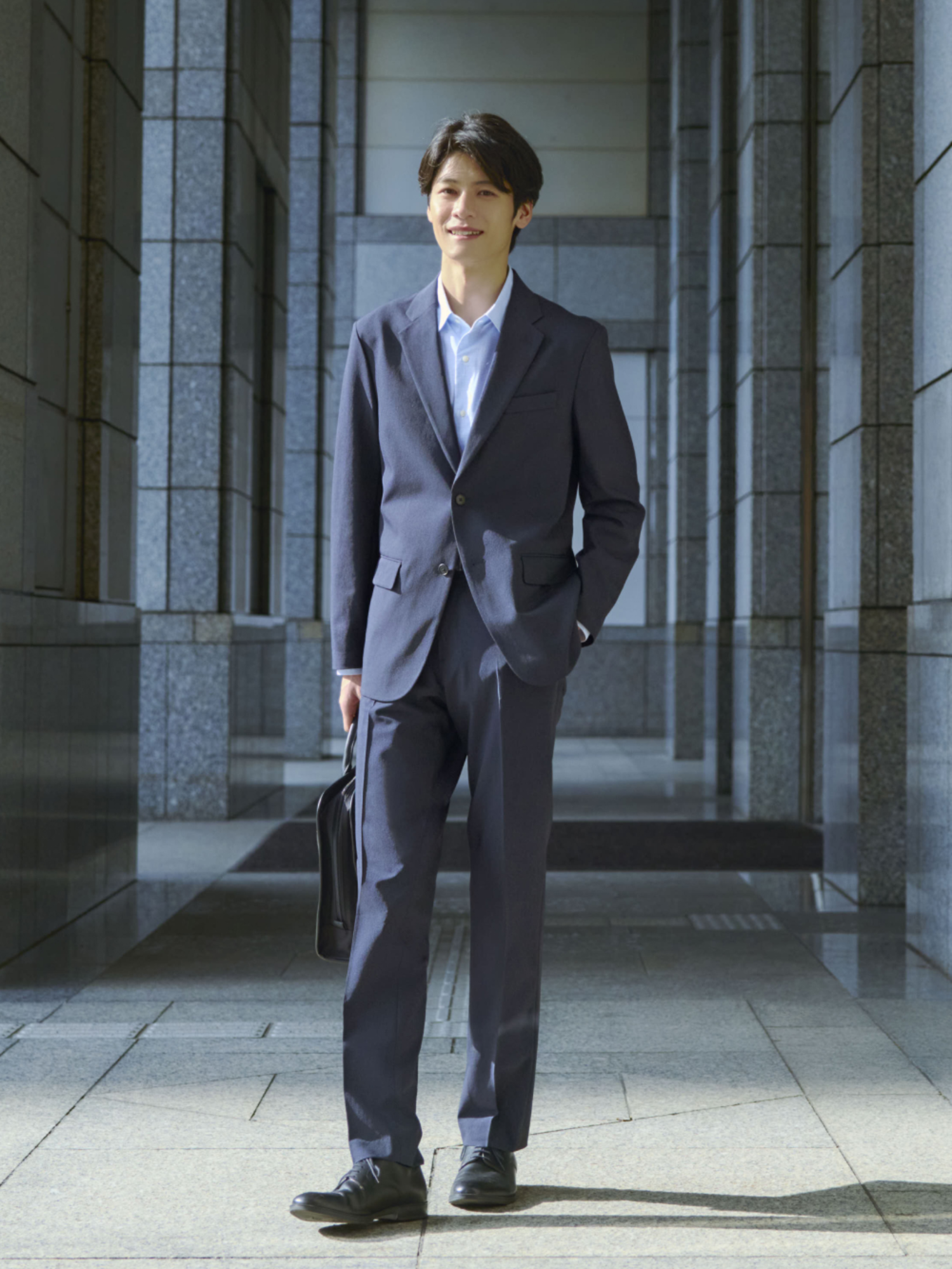 Phồi đồ áo blazer nam với quần tây là combo thời trang được nhiều nam giới lựa chọn