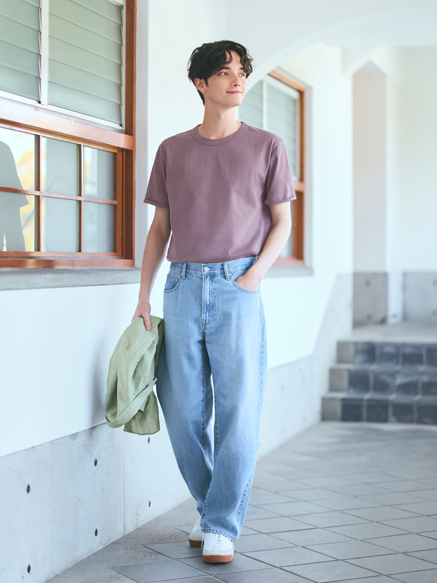 Mẫu phối đồ áo blazer nam với áo thun basic và quần jean tạo nên phong cách trẻ trung, năng động