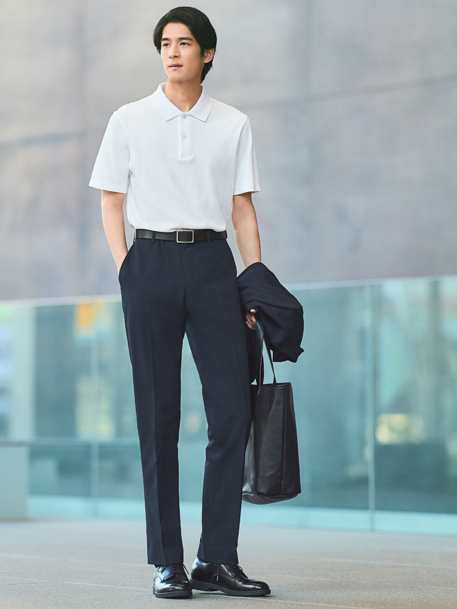 Phối đồ áo blazer nam với áo polo tạo nên vẻ ngoài chỉn chu, thanh lịch