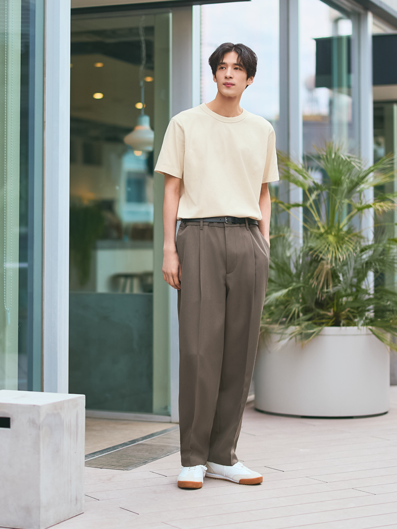 Sneaker kết hợp blazer nam tạo nên outfit đơn giản nhưng không kém phần thời trang