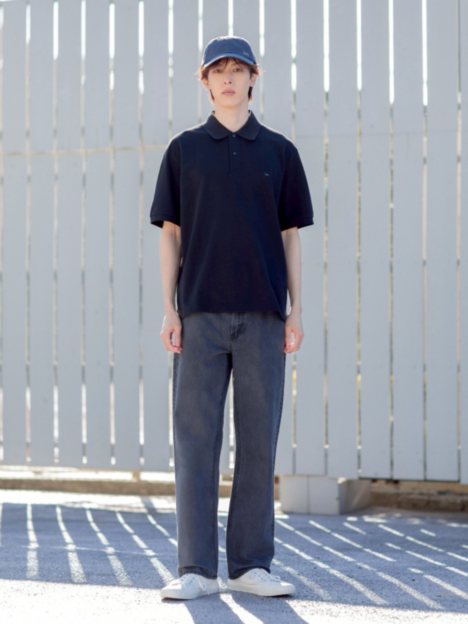 Áo polo nam phối cùng quần baggy tạo nên phong cách phóng khoáng và đậm chất đường phố