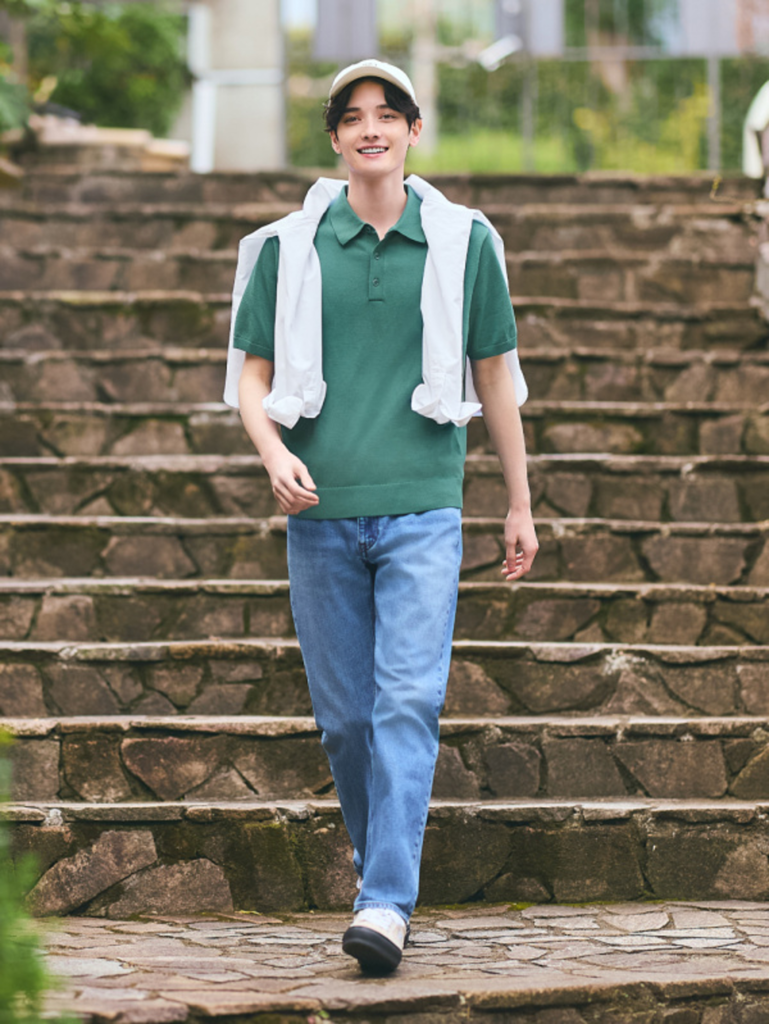 Áo polo UNIQLO nổi bật với thiết kế tối giản, chất liệu thoải mái và dễ phối trong nhiều phong cách