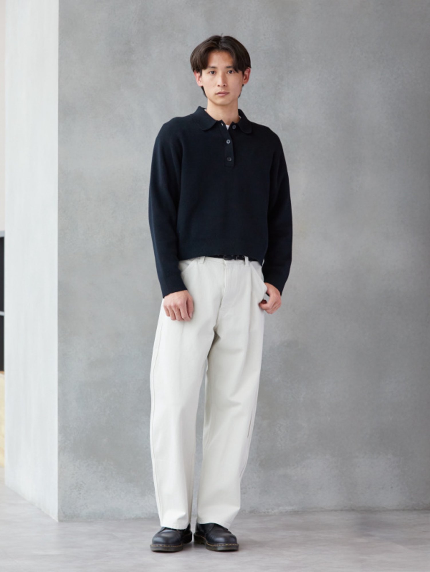 Áo polo nam kết hợp với quần ống suông mang lại vẻ ngoài hiện đại, thoải mái