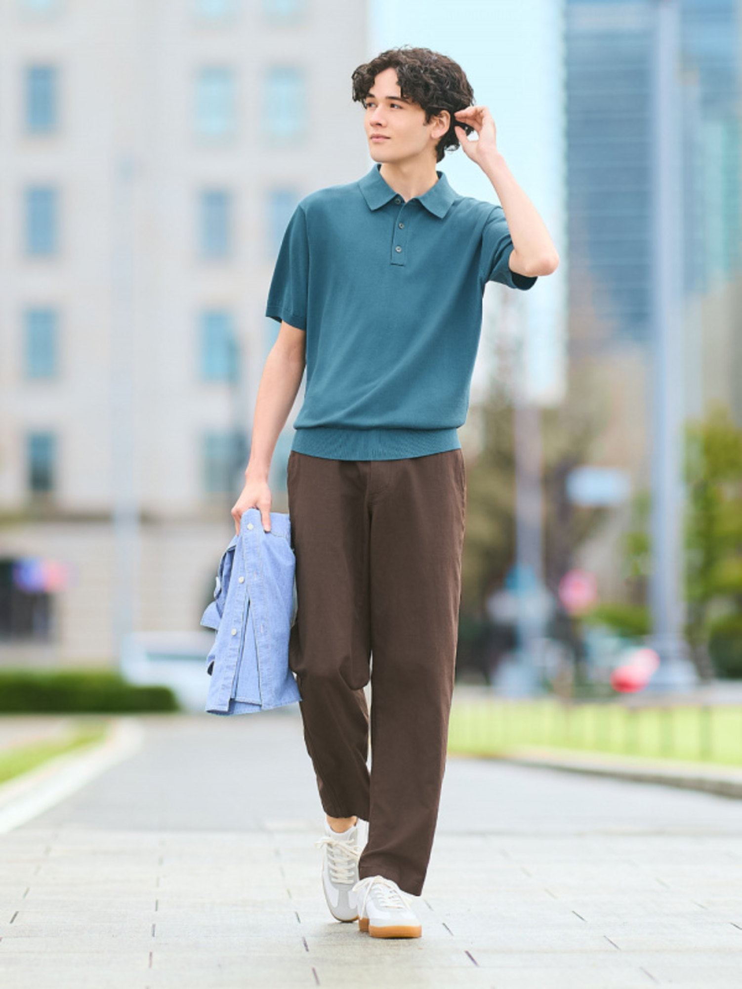 Áo polo nam kết hợp với quần kaki mang đến phong cách nam tính, gọn gàng