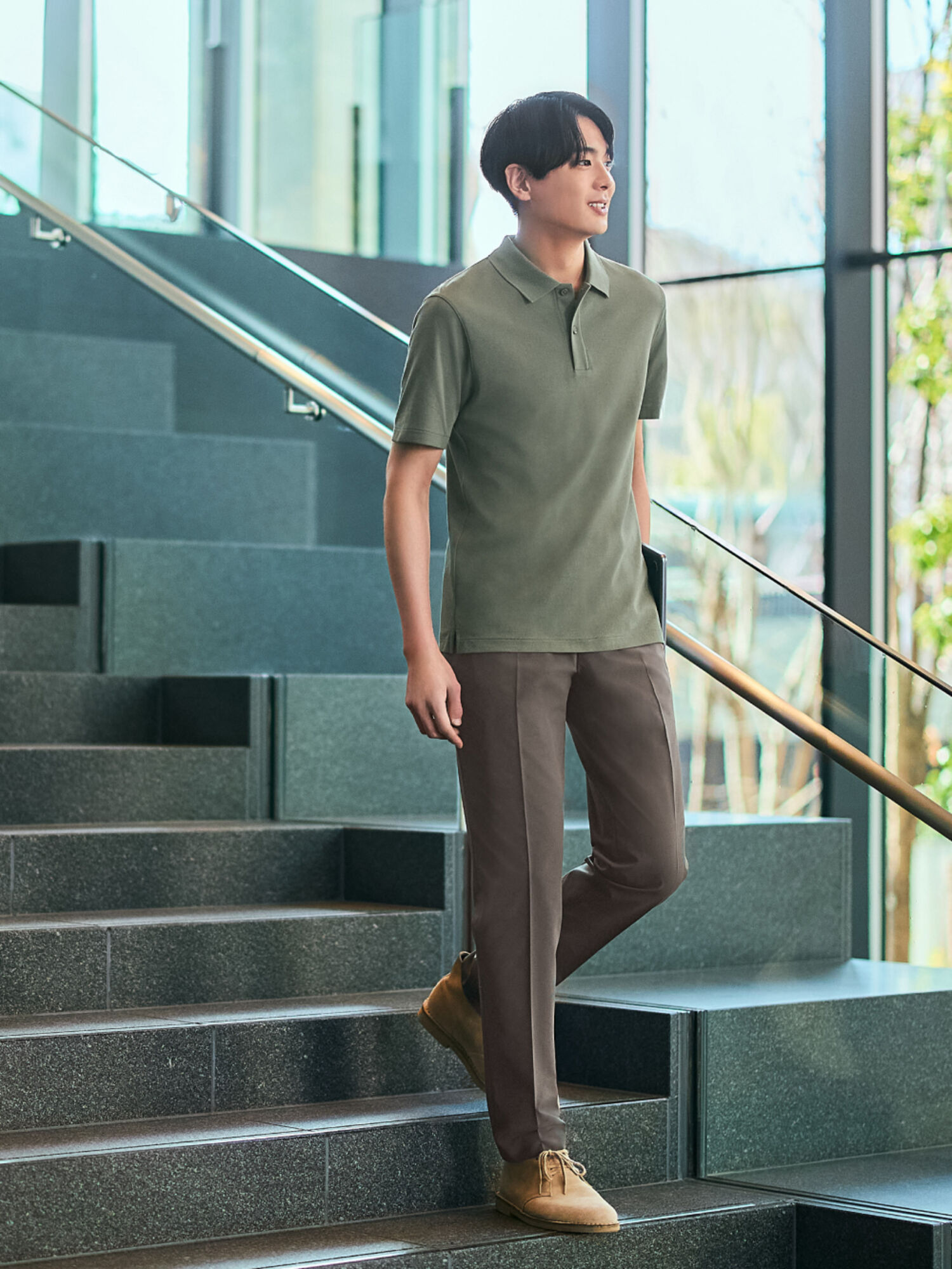 Áo polo nam phối cùng quần chinos tạo nên tổng thể trang phục chỉn chu nhưng vẫn thoải mái