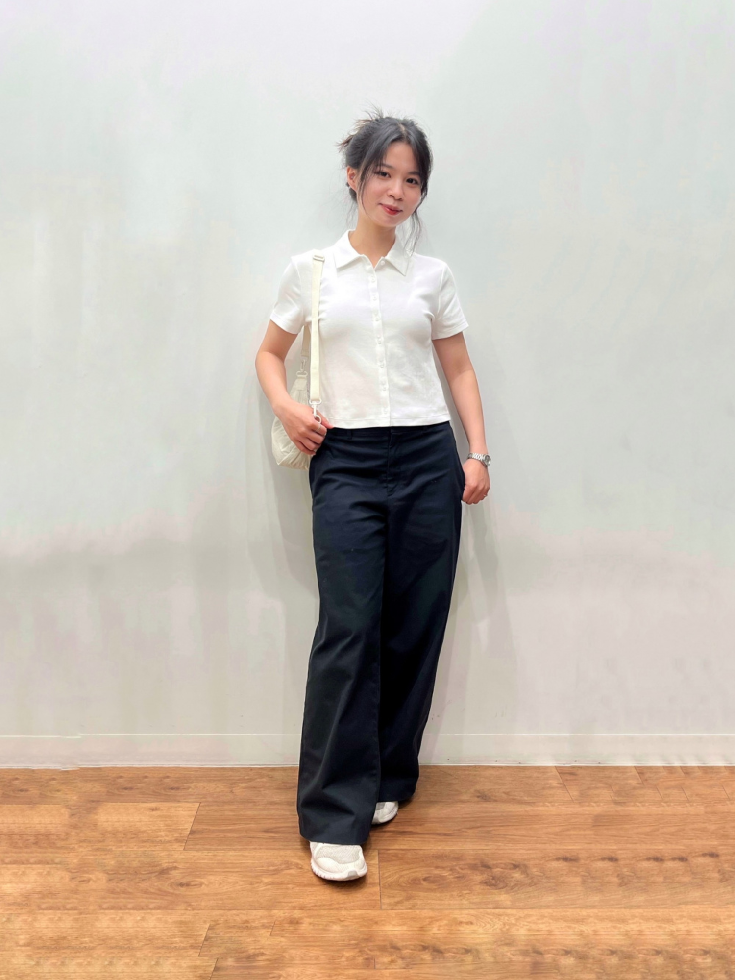 Áo polo nữ phối cùng quần baggy tạo phong cách trẻ trung, thoải mái nhưng vẫn cá tính