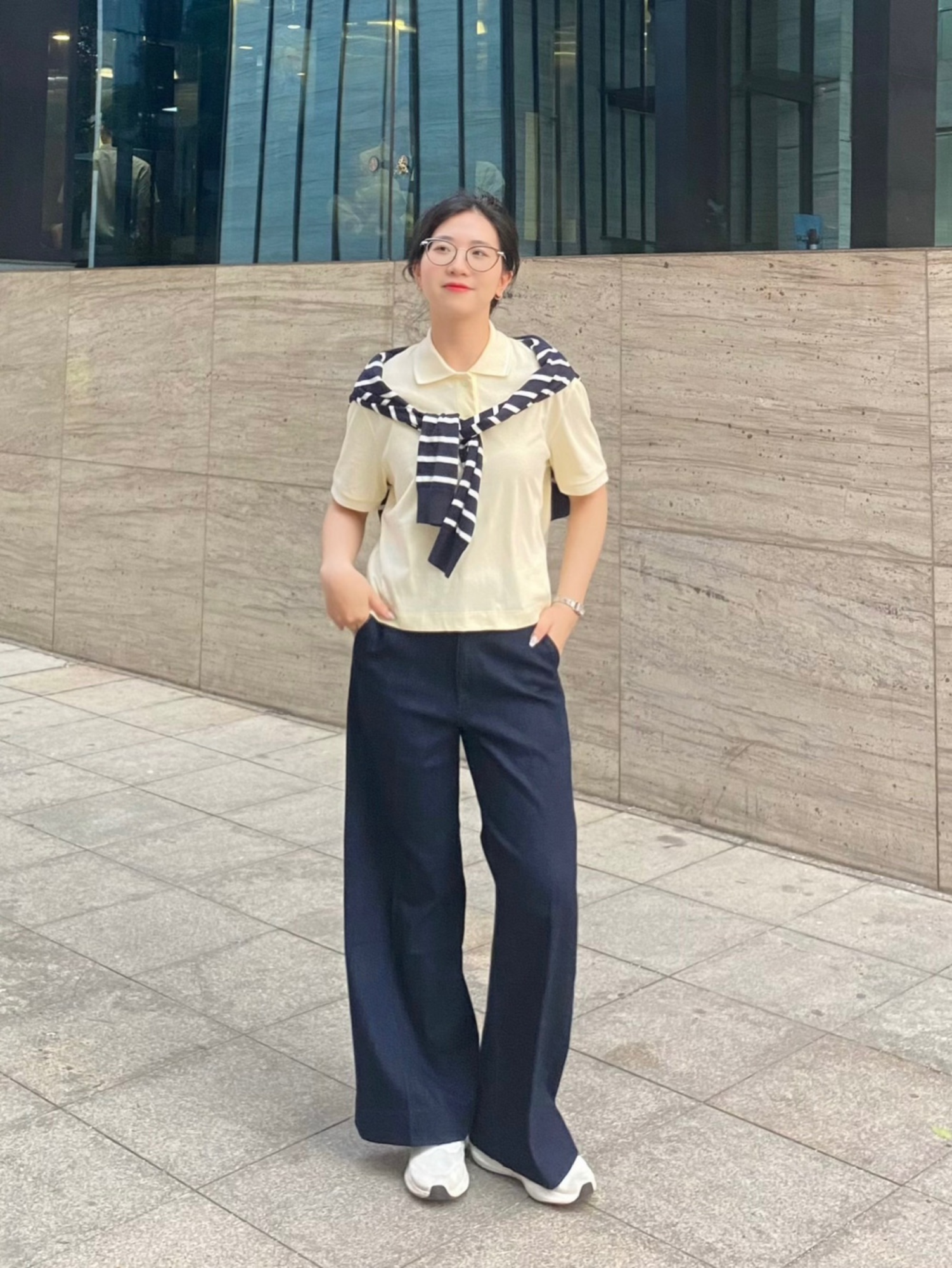 Áo polo nữ phối cùng quần jean tạo nên phong cách năng động và dễ mặc hằng ngày